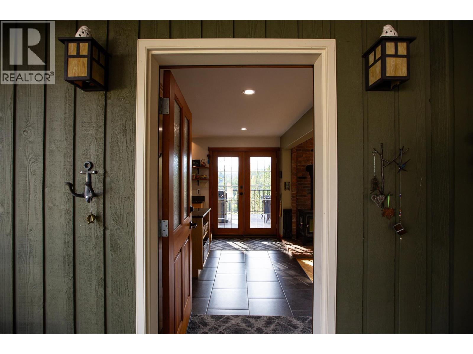 3306 Krestova Road, Krestova