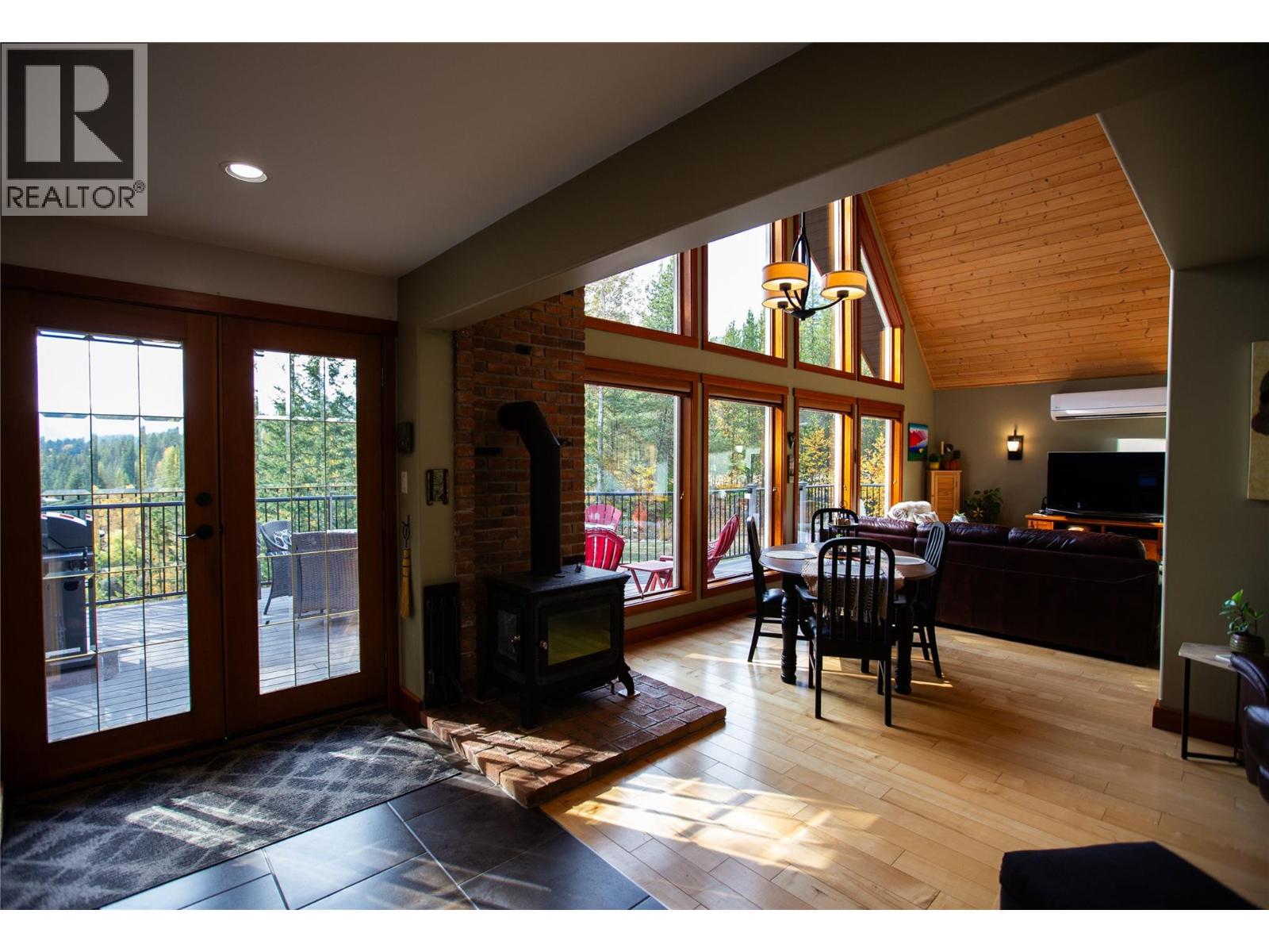 3306 Krestova Road, Krestova