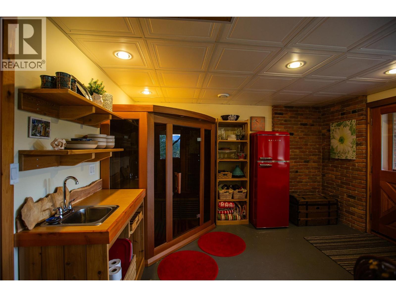 3306 Krestova Road, Krestova