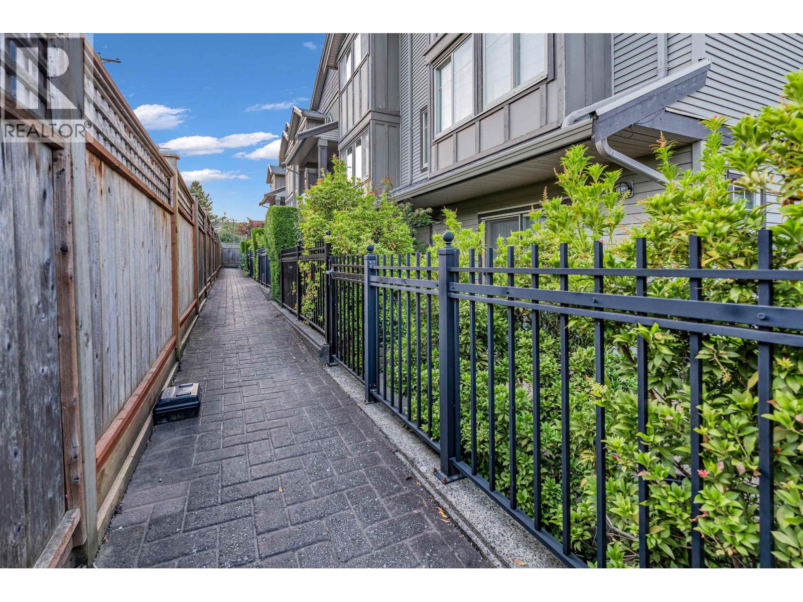 8 3139 SMITH AVENUE, Burnaby