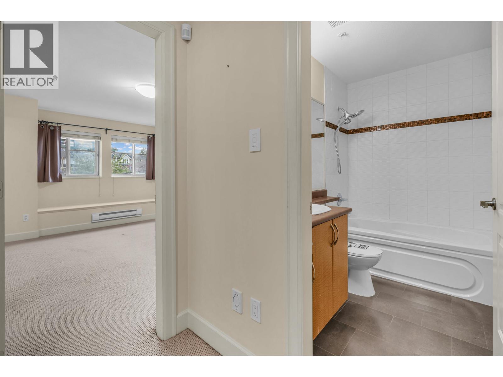 8 3139 SMITH AVENUE, Burnaby