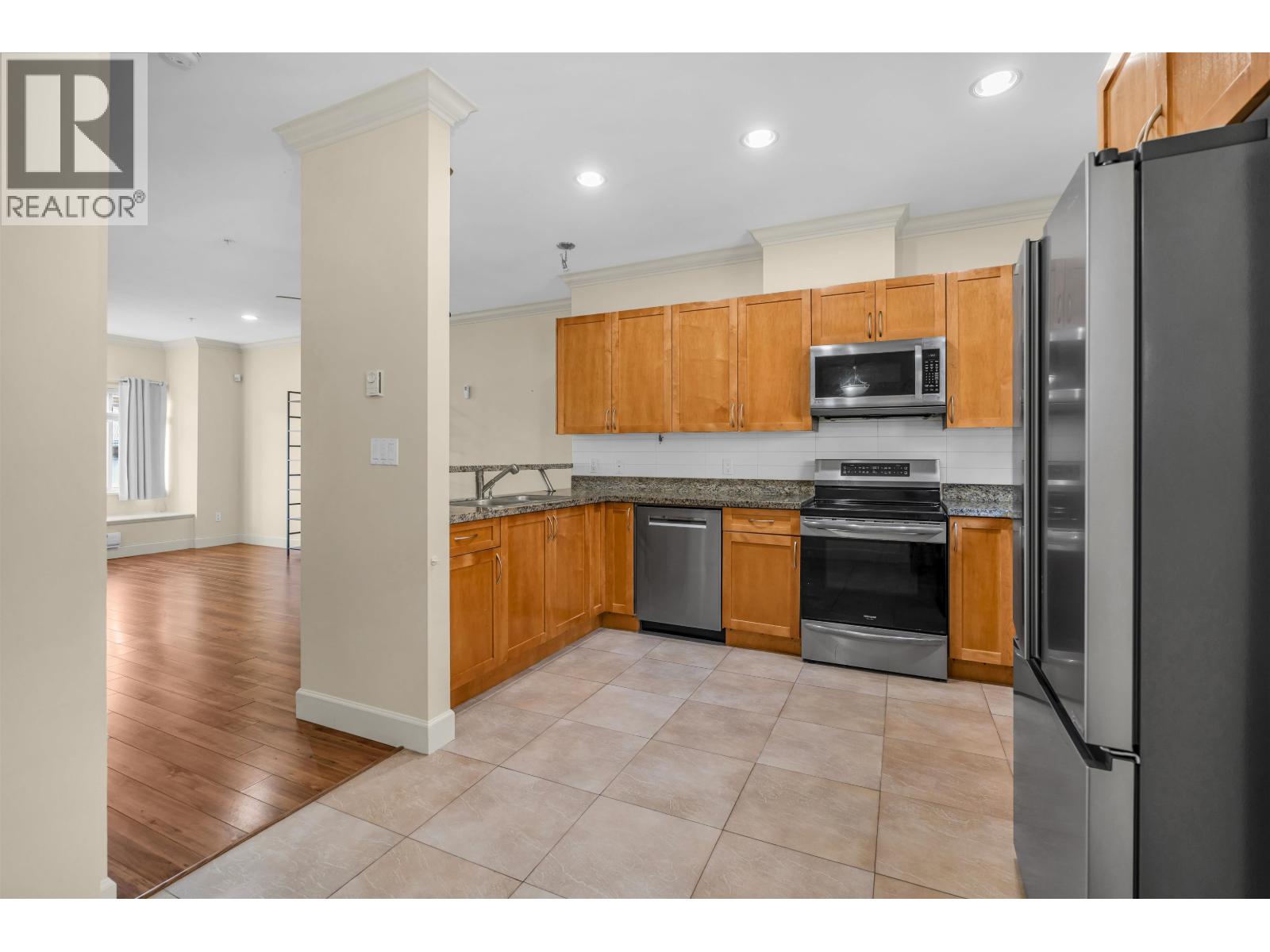 8 3139 SMITH AVENUE, Burnaby