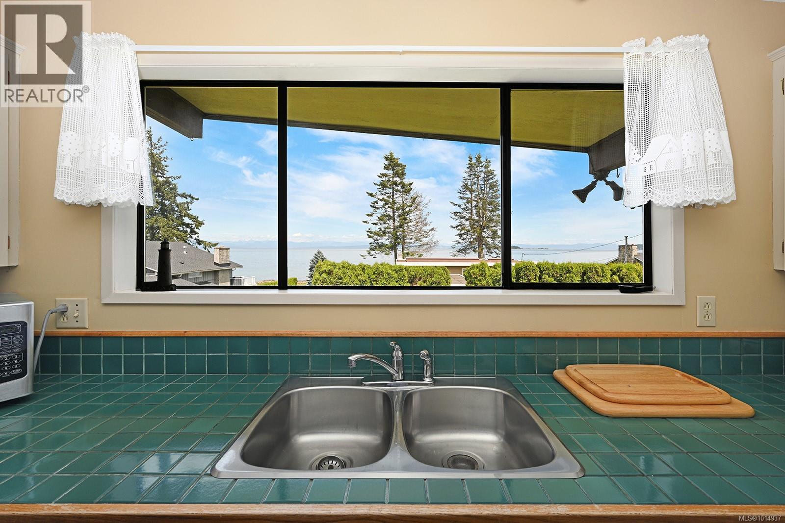 4842 Kilmarnock Dr, Courtenay
