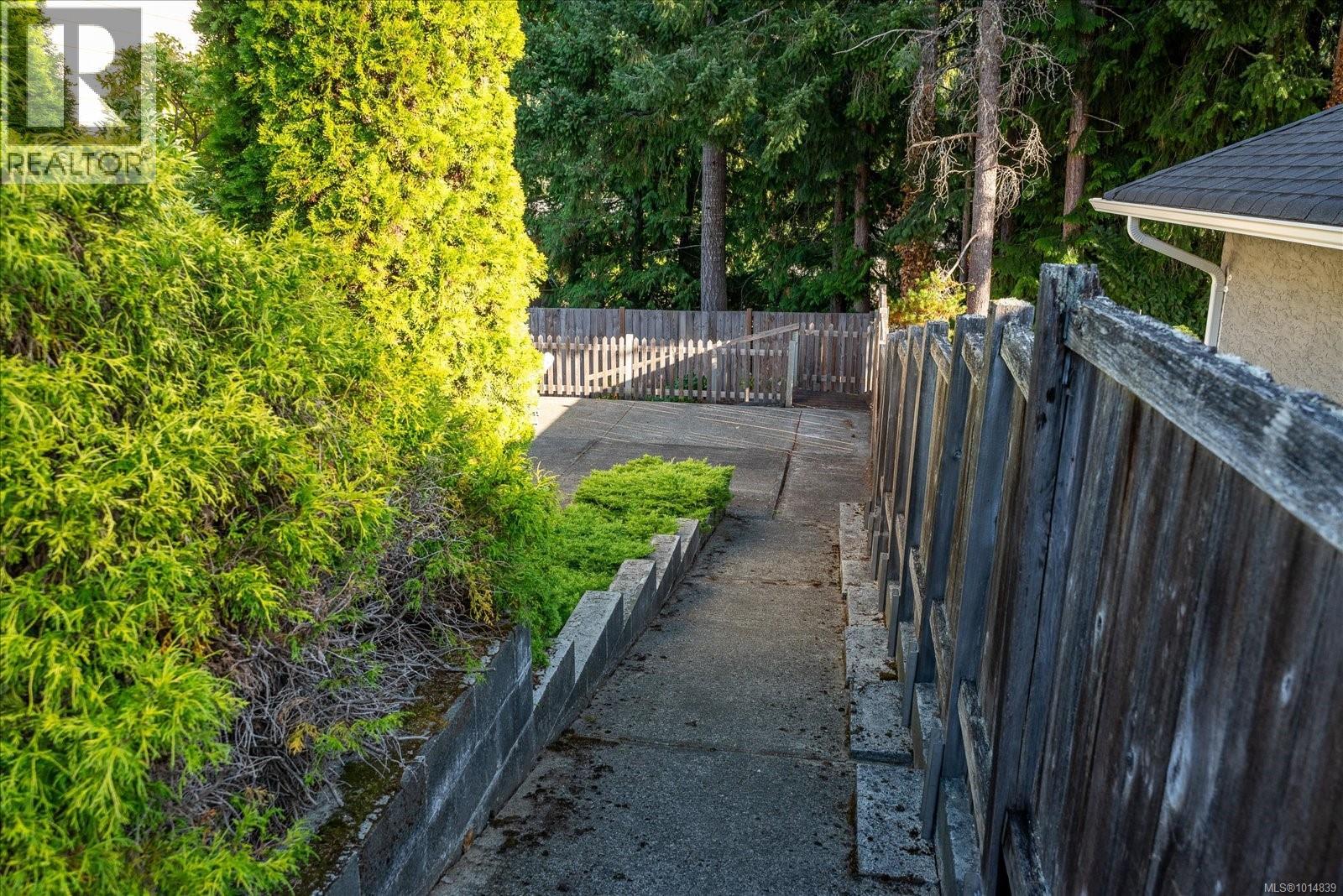 629 Dogwood Rd, Qualicum Beach