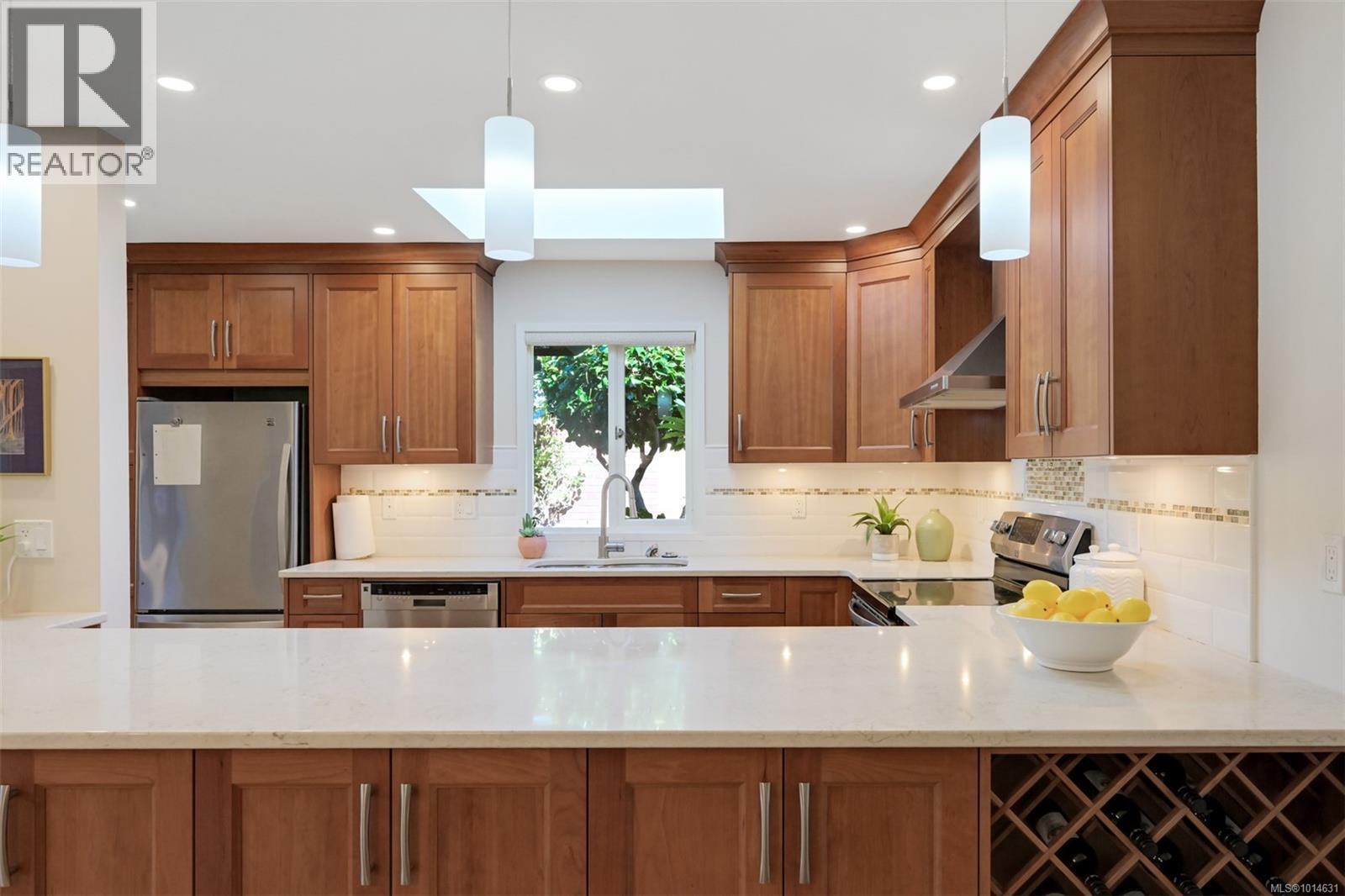 110 2345 Cedar Hill Cross Rd, Oak Bay