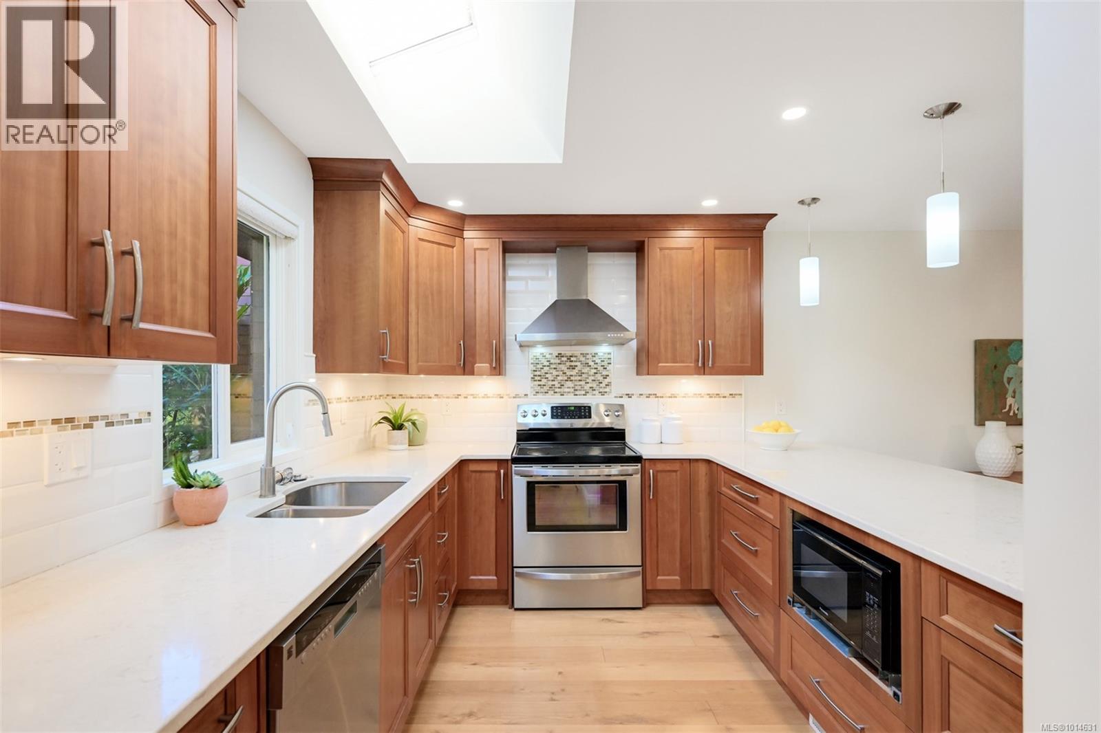110 2345 Cedar Hill Cross Rd, Oak Bay
