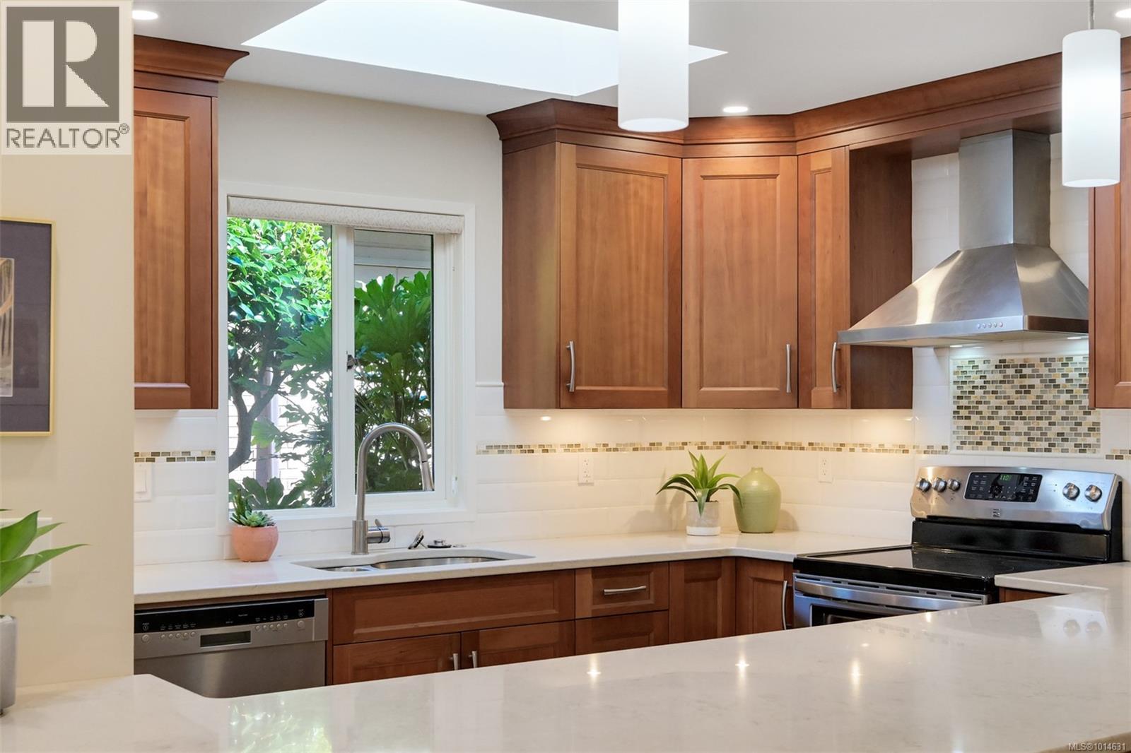 110 2345 Cedar Hill Cross Rd, Oak Bay