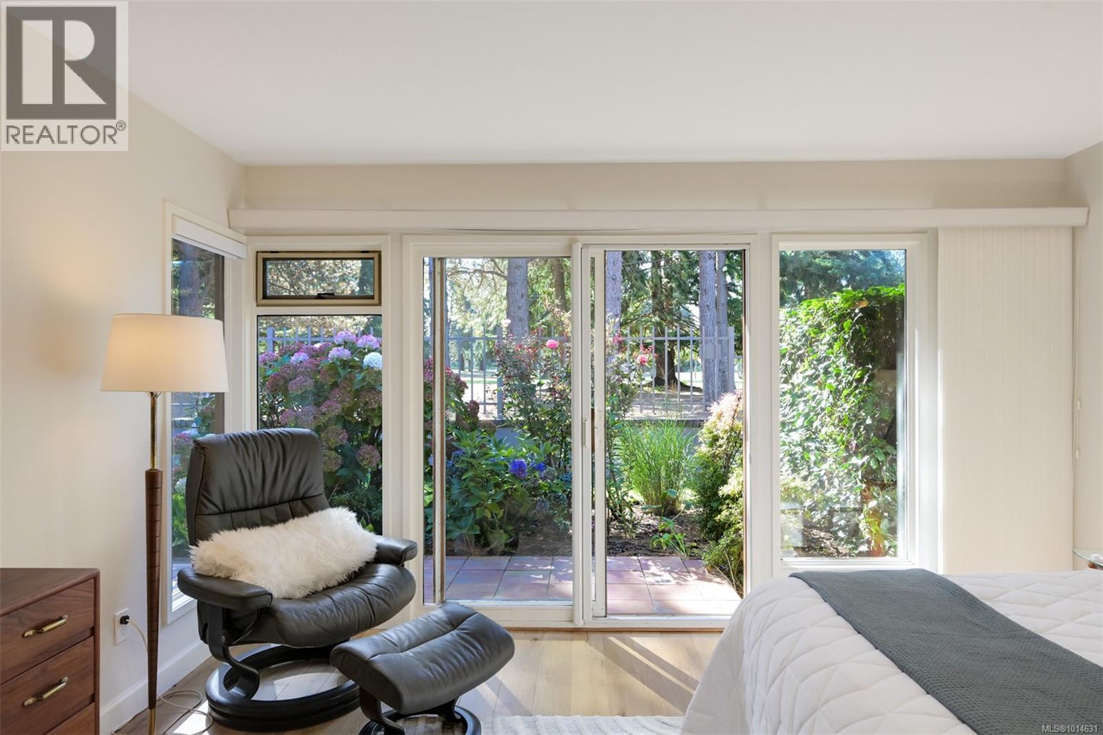 110 2345 Cedar Hill Cross Rd, Oak Bay