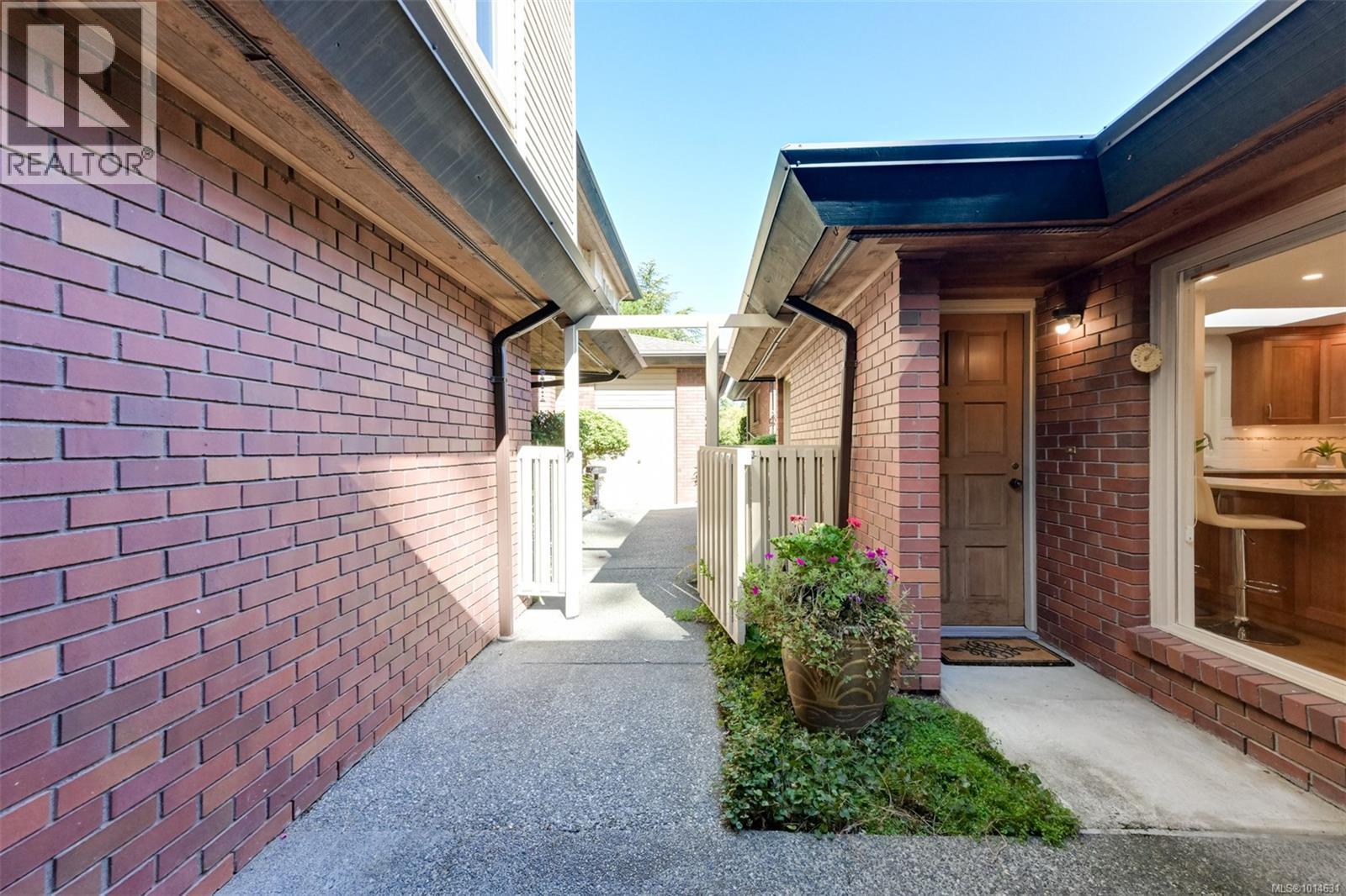 110 2345 Cedar Hill Cross Rd, Oak Bay