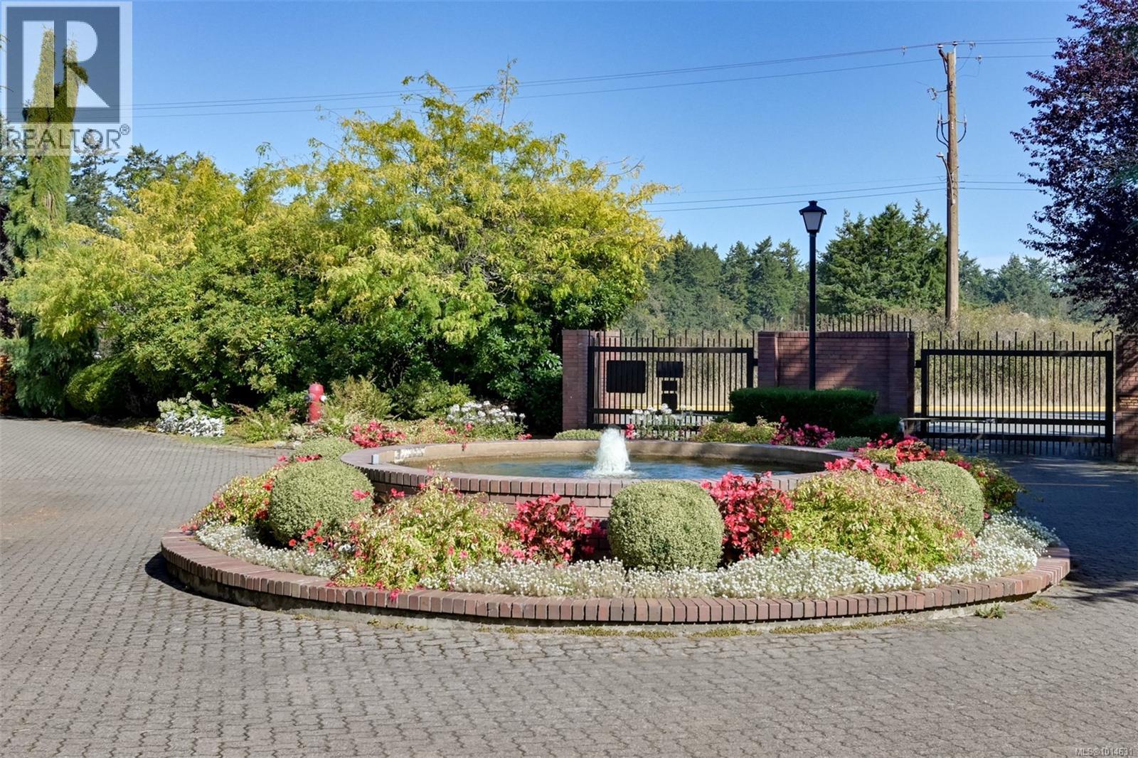 110 2345 Cedar Hill Cross Rd, Oak Bay