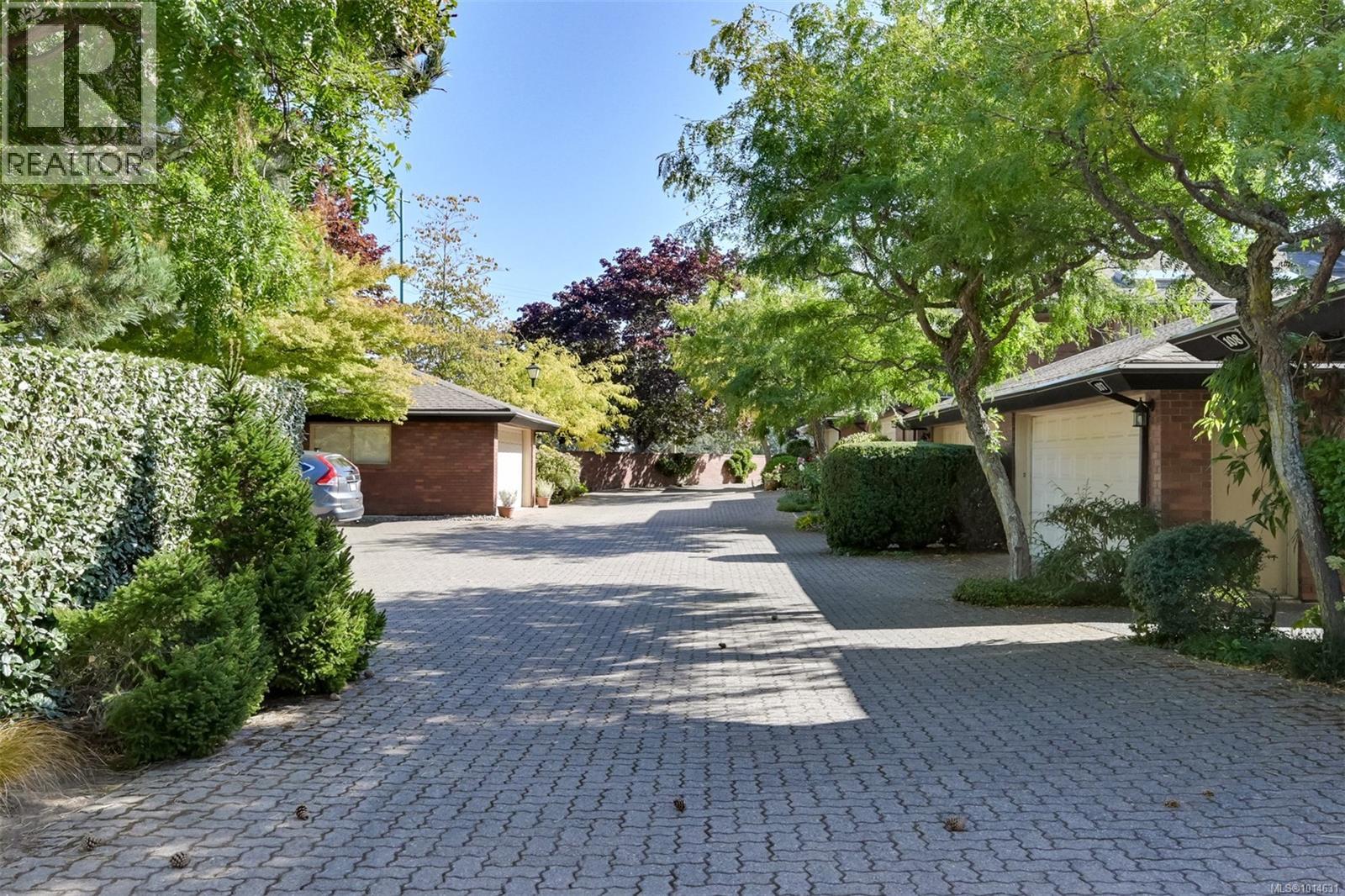 110 2345 Cedar Hill Cross Rd, Oak Bay
