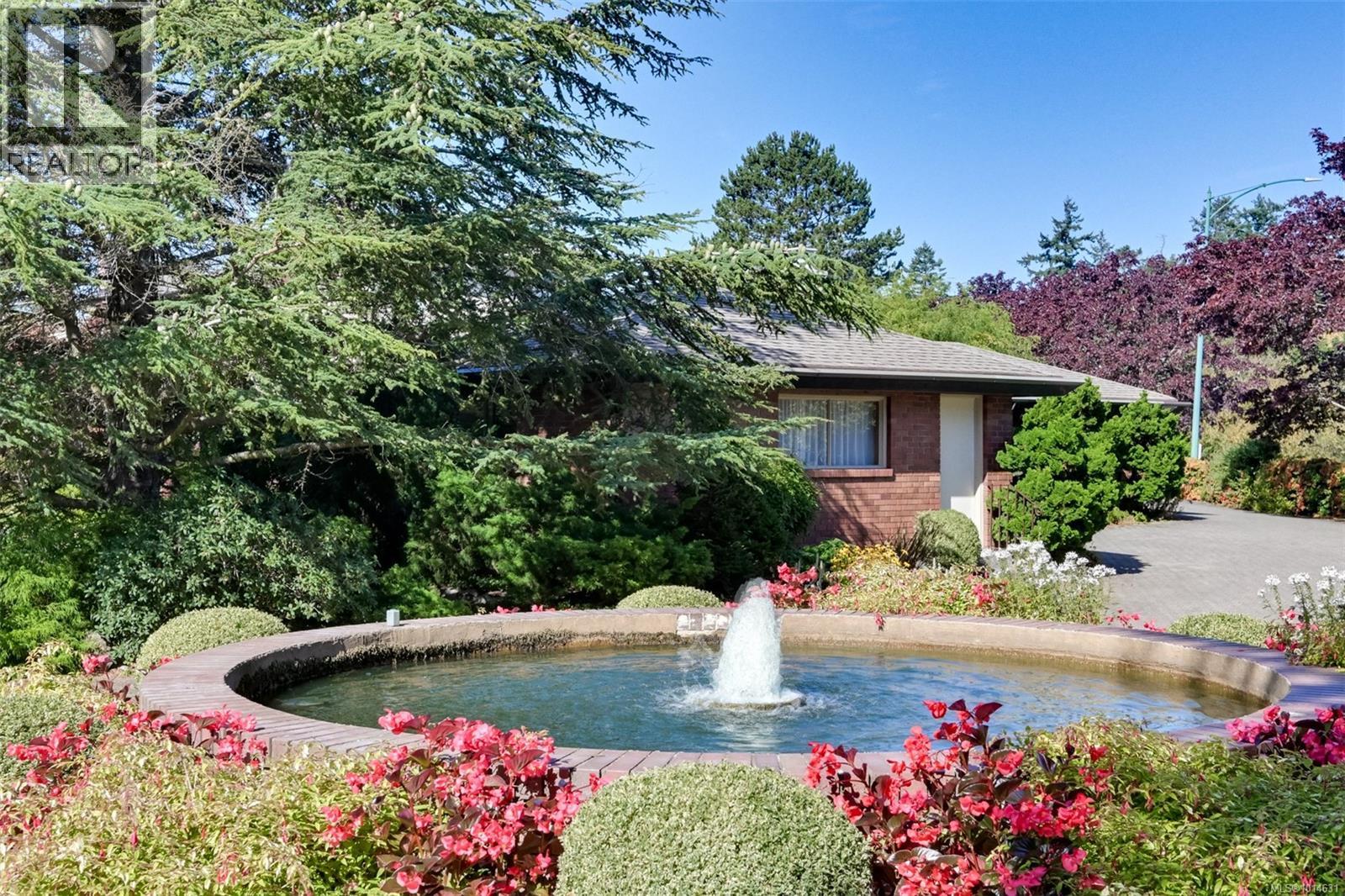 110 2345 Cedar Hill Cross Rd, Oak Bay