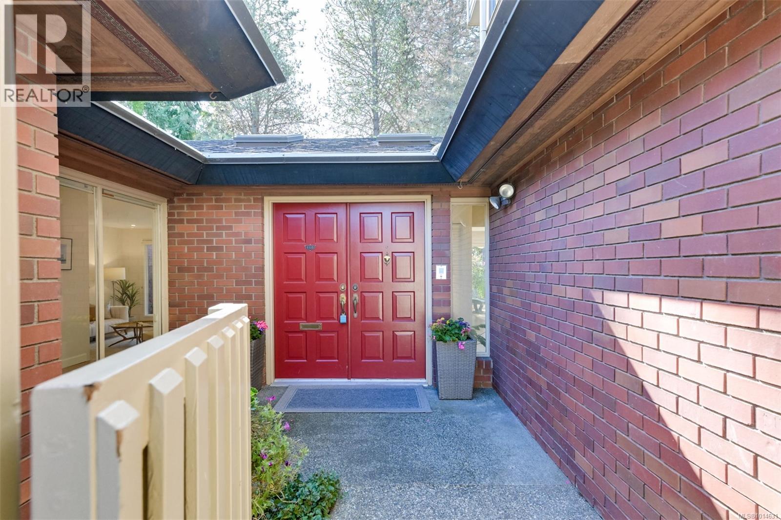 110 2345 Cedar Hill Cross Rd, Oak Bay