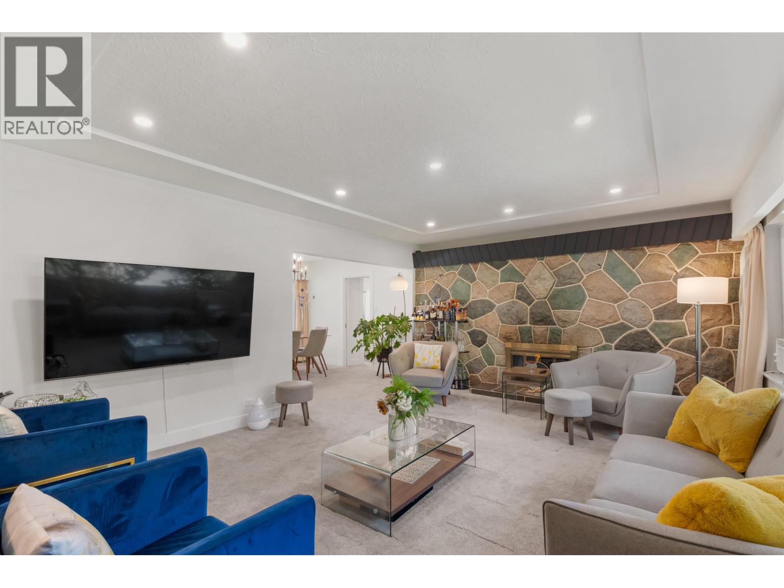 869 CLEMENTS AVENUE, North Vancouver
