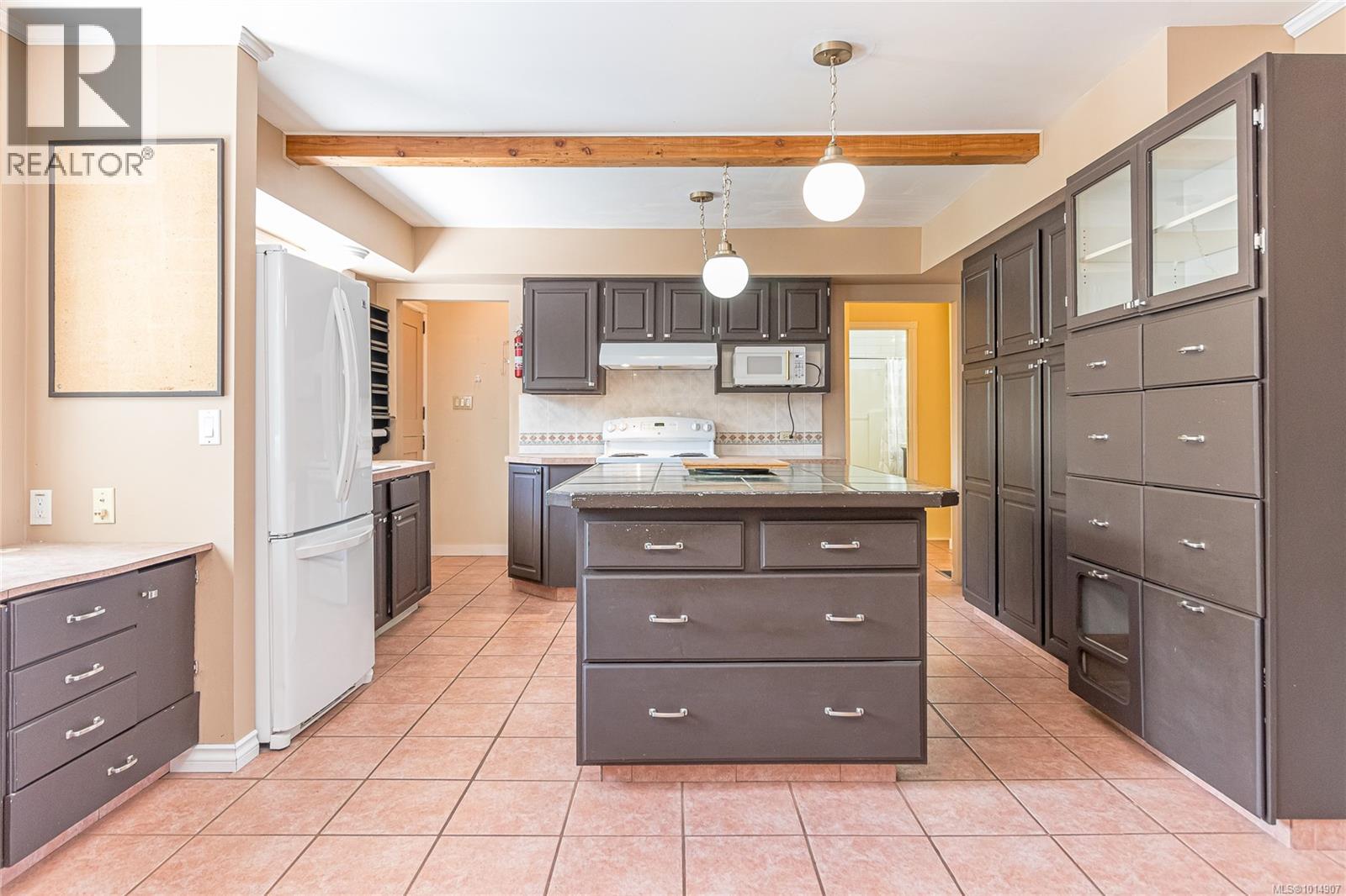 9992 Beach Dr, Chemainus