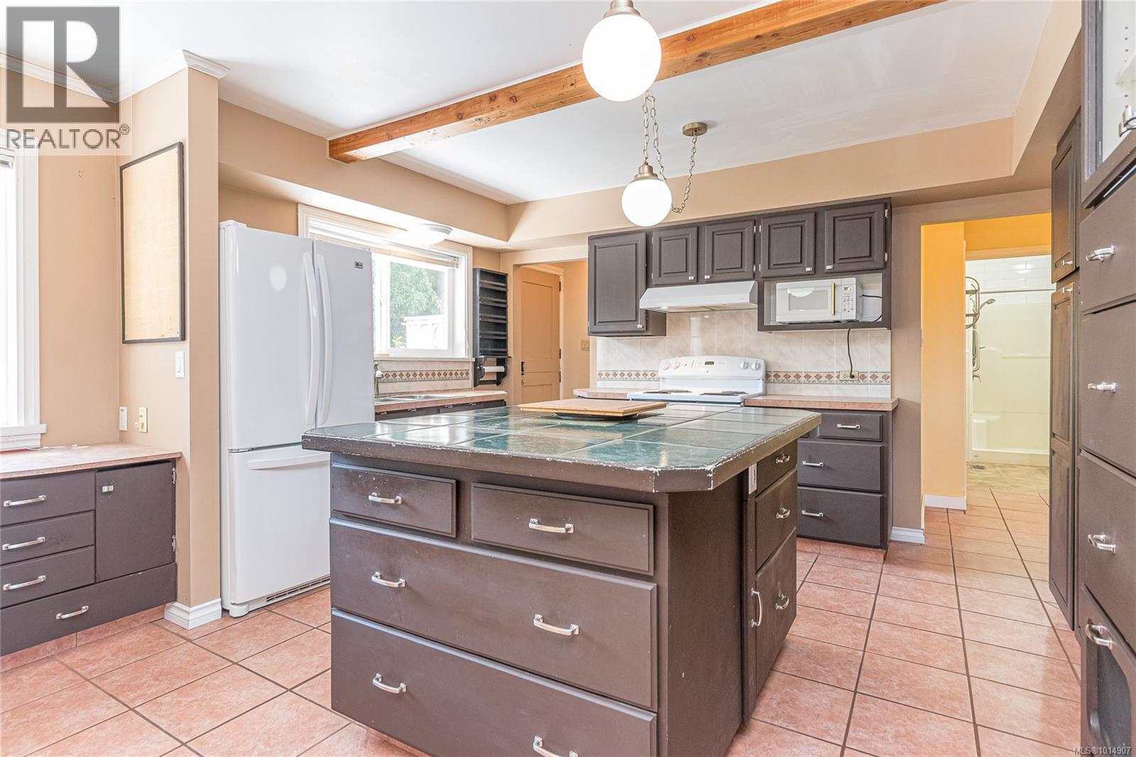 9992 Beach Dr, Chemainus
