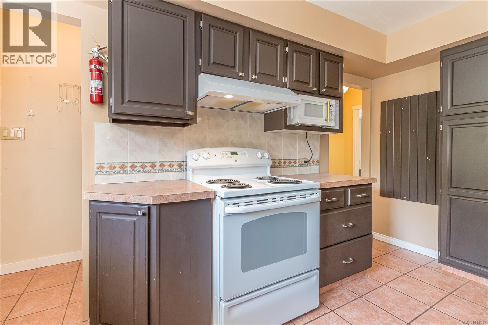 9992 Beach Dr, Chemainus