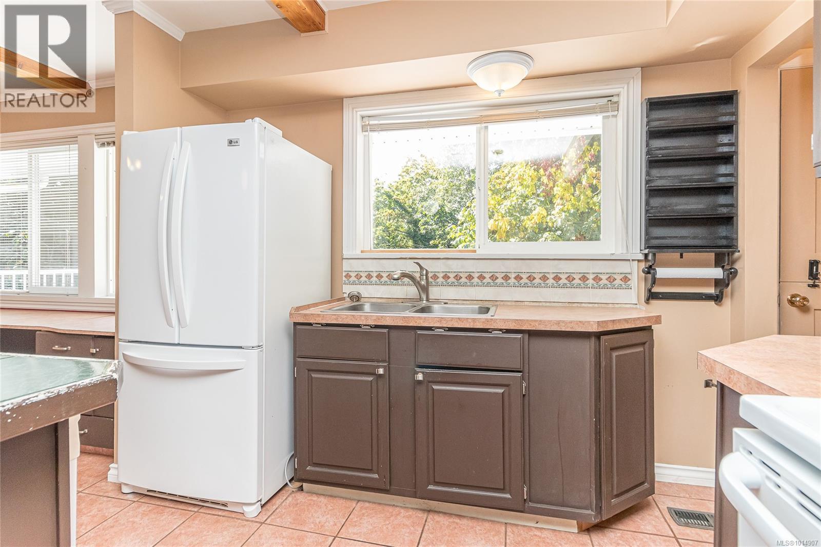 9992 Beach Dr, Chemainus