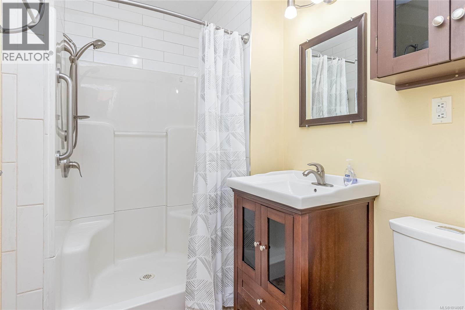9992 Beach Dr, Chemainus