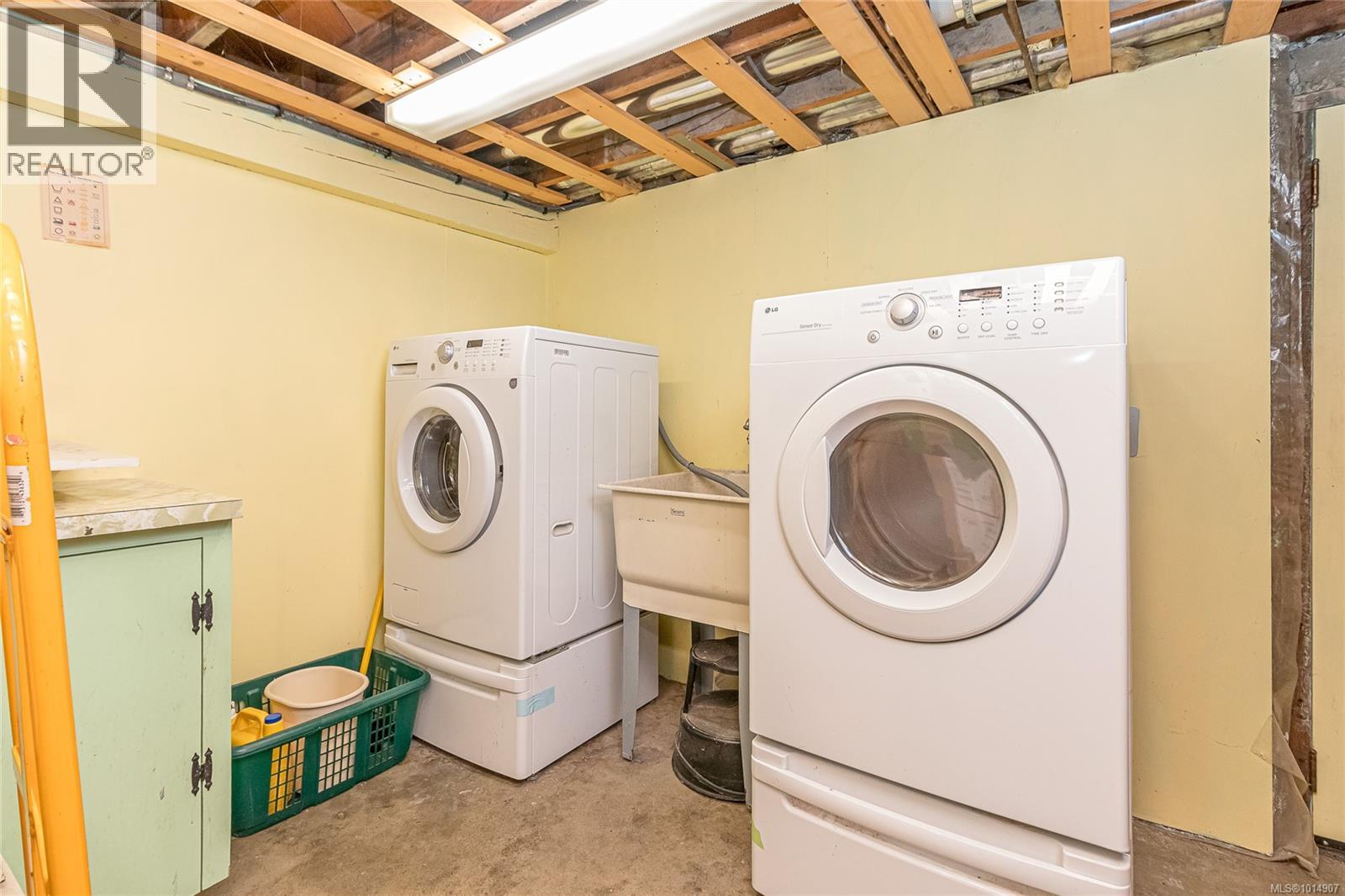 9992 Beach Dr, Chemainus