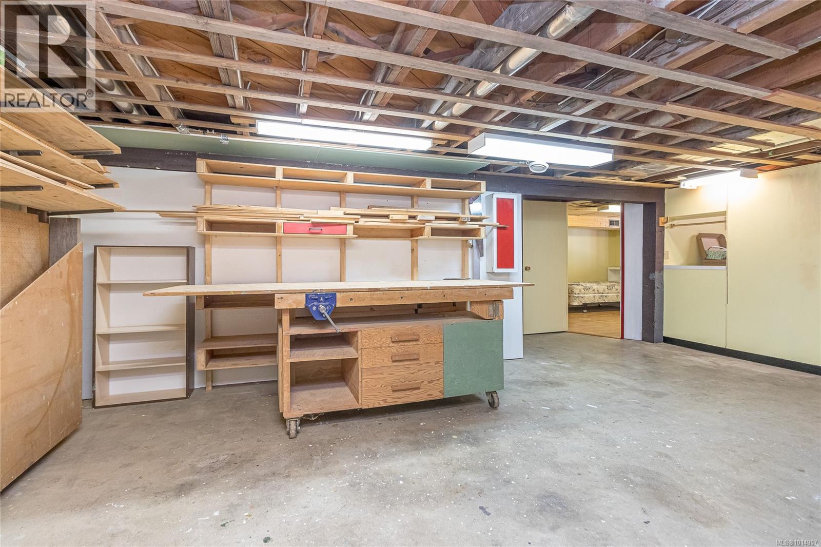 9992 Beach Dr, Chemainus