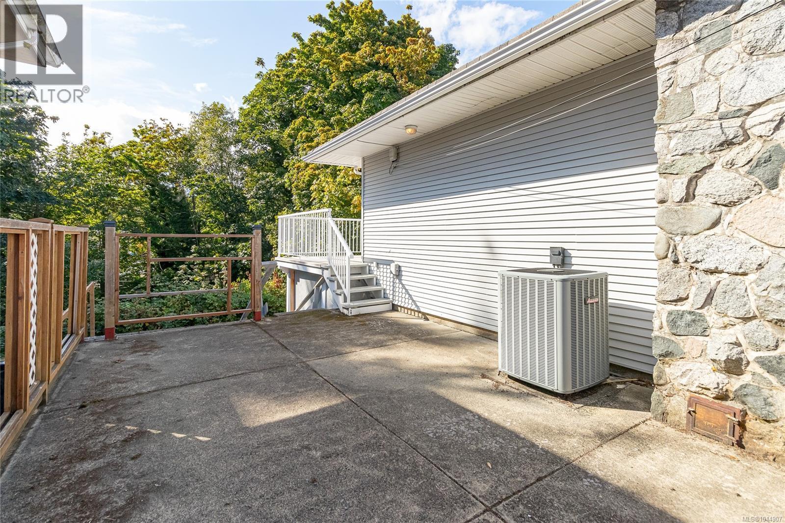 9992 Beach Dr, Chemainus