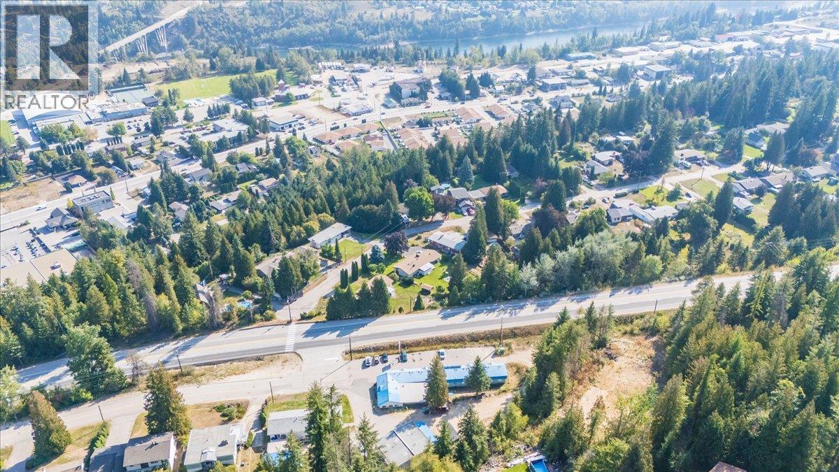  2100 Crestview Crescent, Castlegar