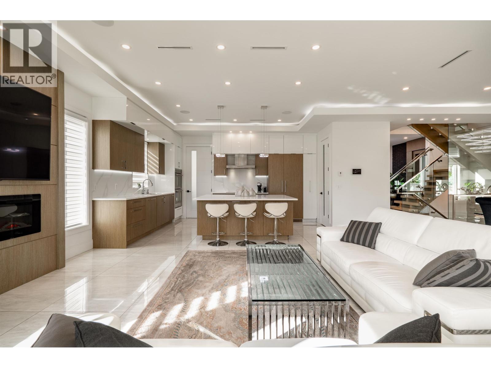 929 CANYON BOULEVARD, North Vancouver
