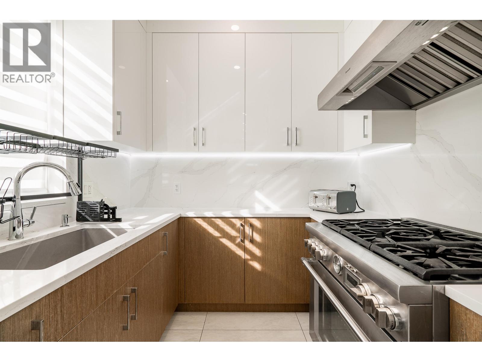 929 CANYON BOULEVARD, North Vancouver