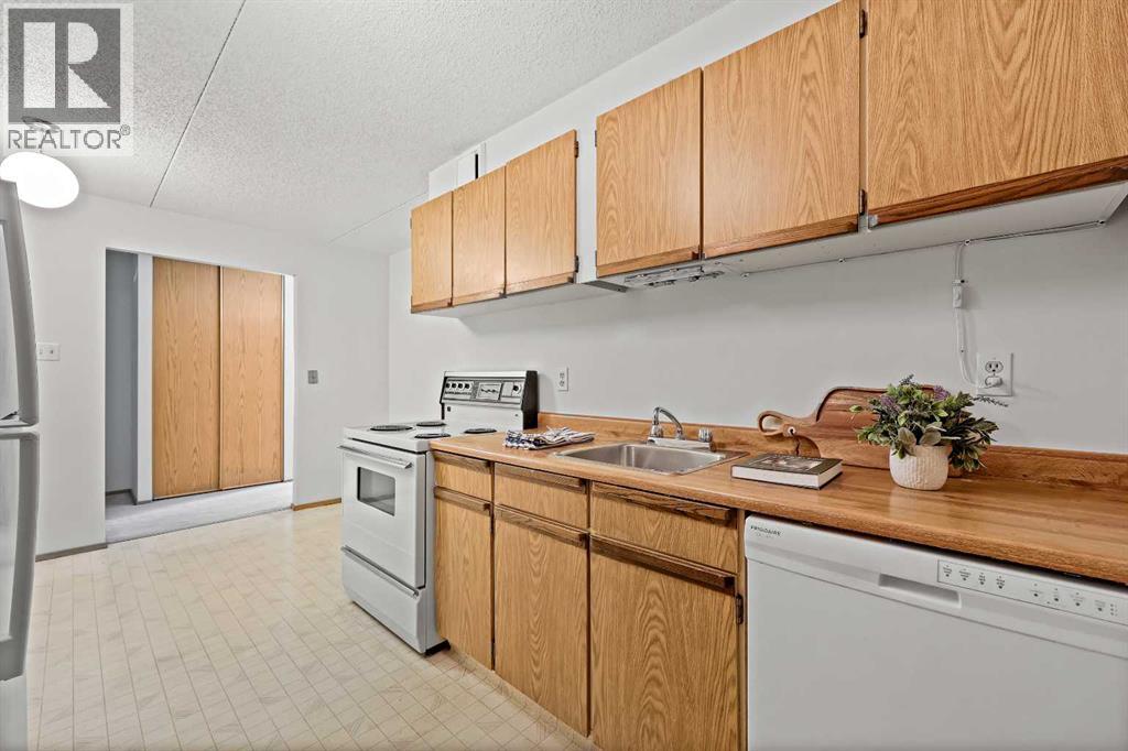 Single Family House for Sale in   Dalton Drive NW Dalhousie Calgary 