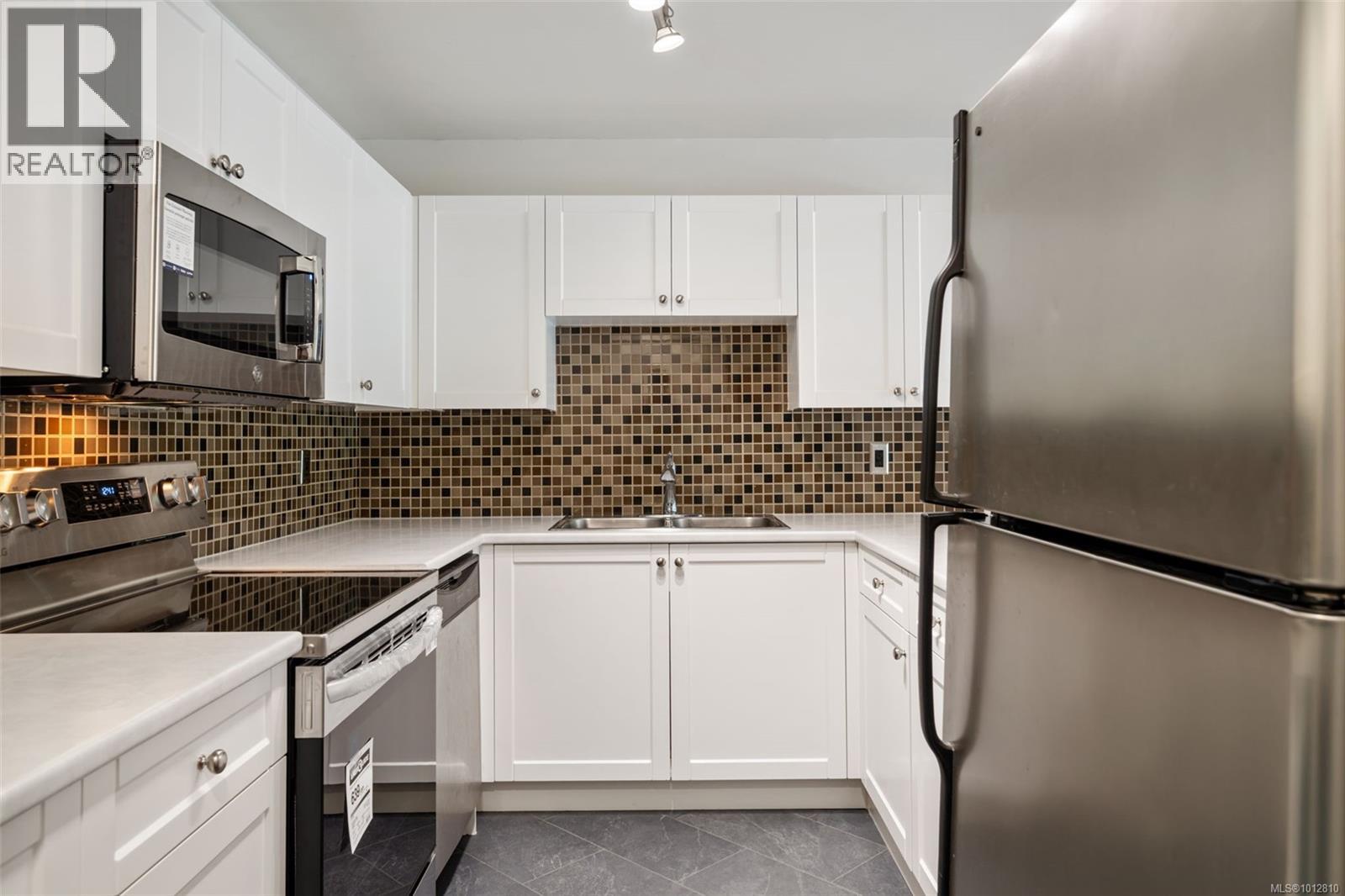 208 420 Parry Street, Victoria