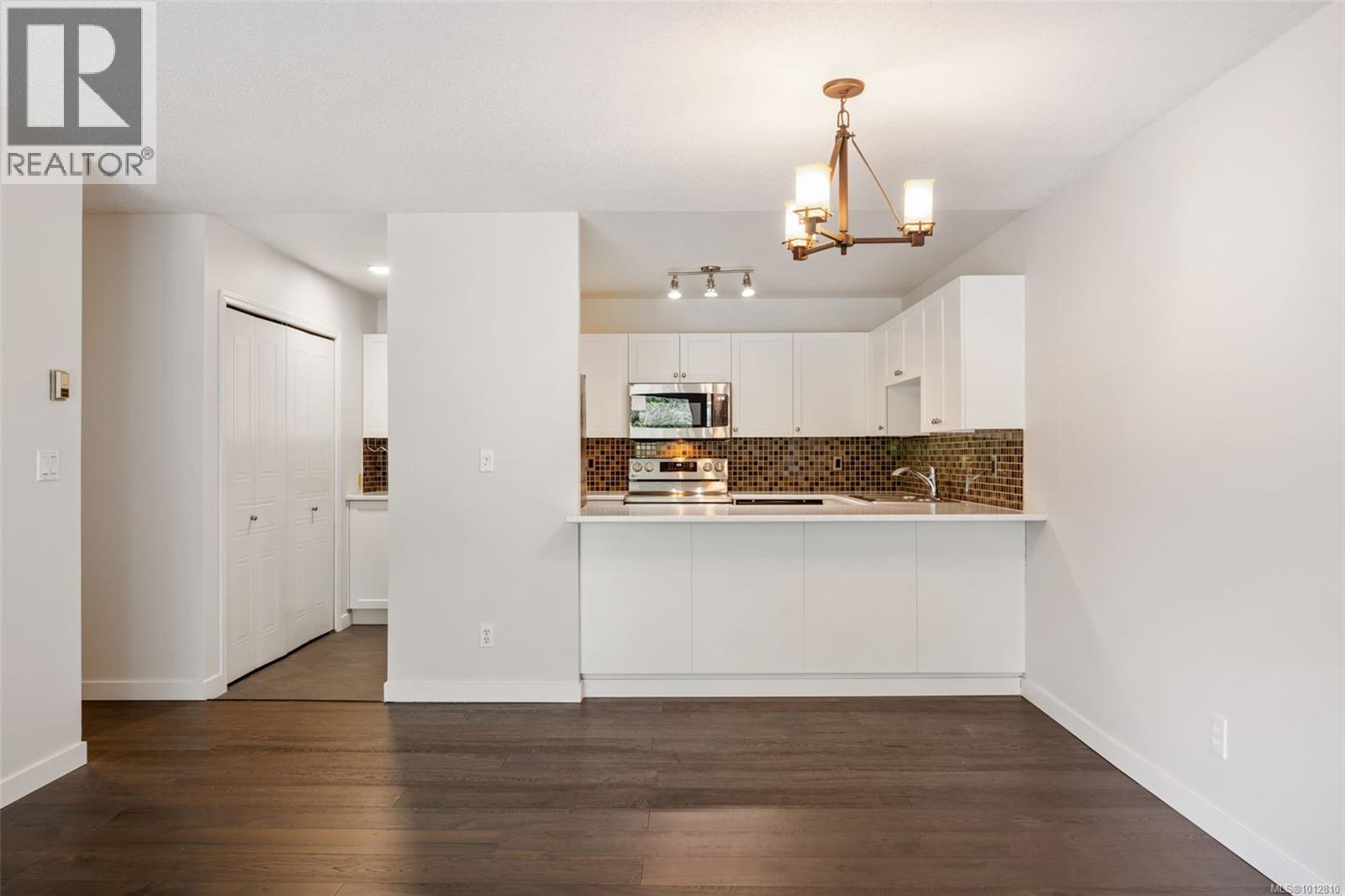 208 420 Parry Street, Victoria
