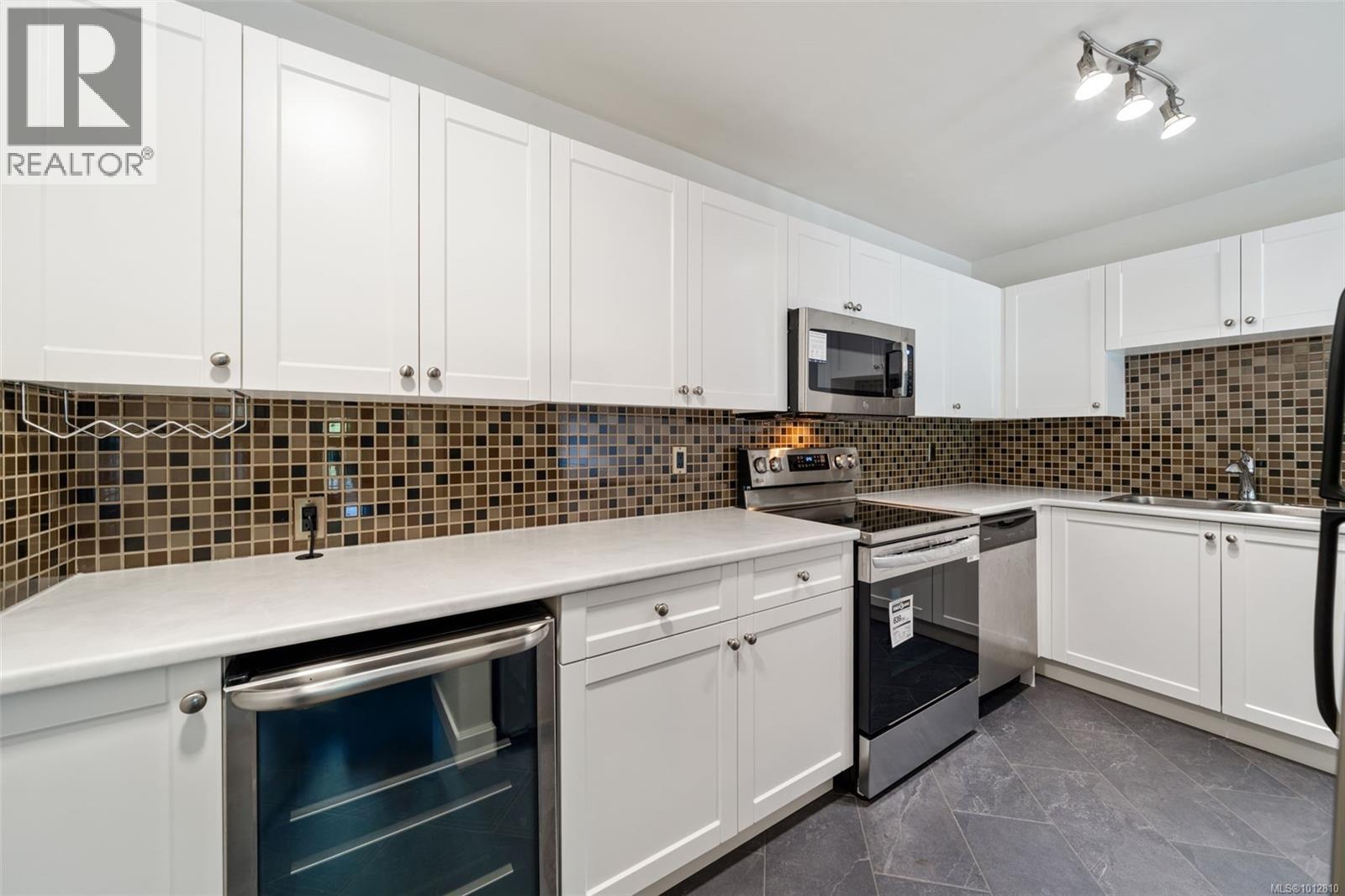 208 420 Parry Street, Victoria