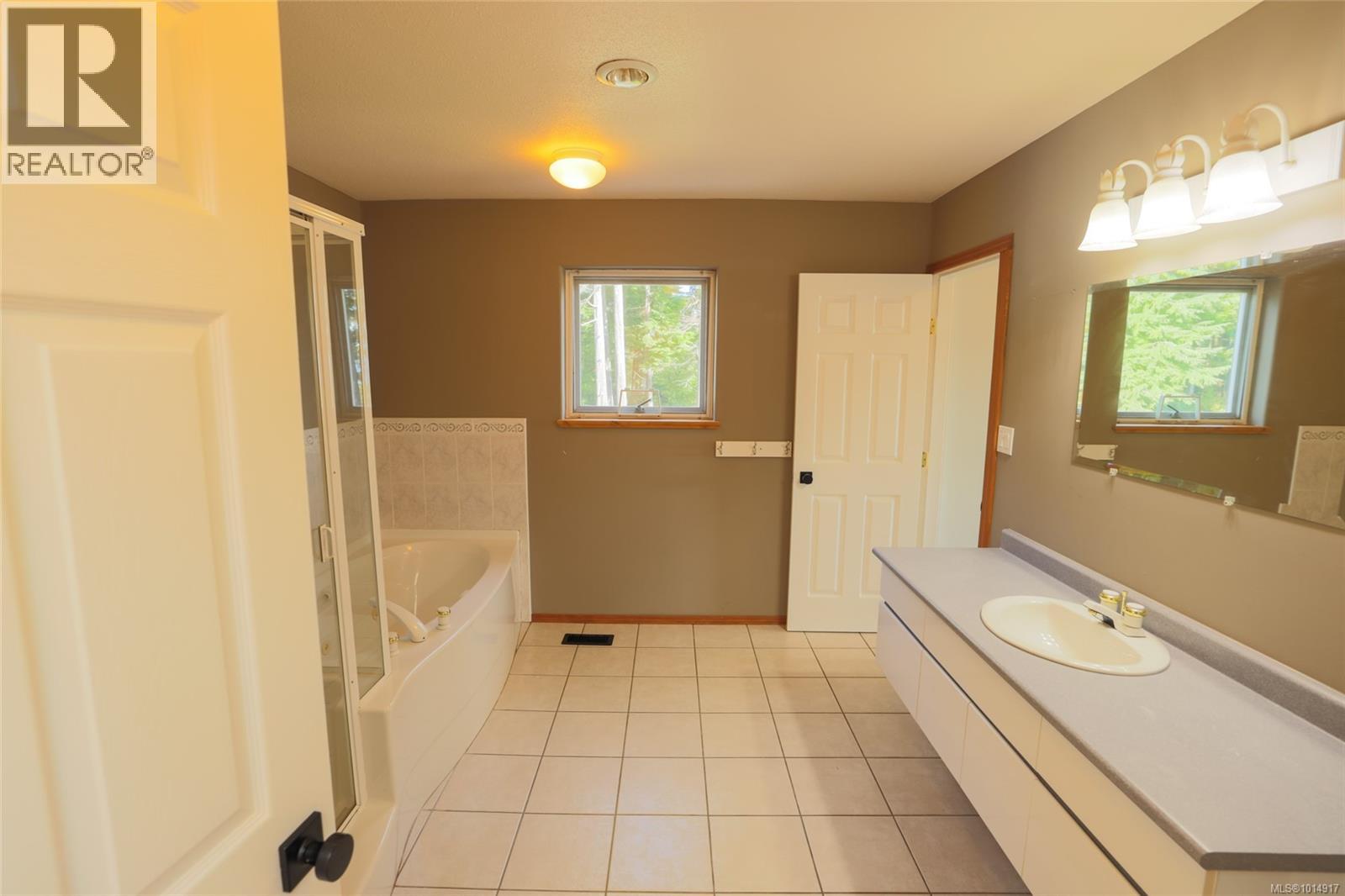 8730 Seaview Dr, Port Hardy