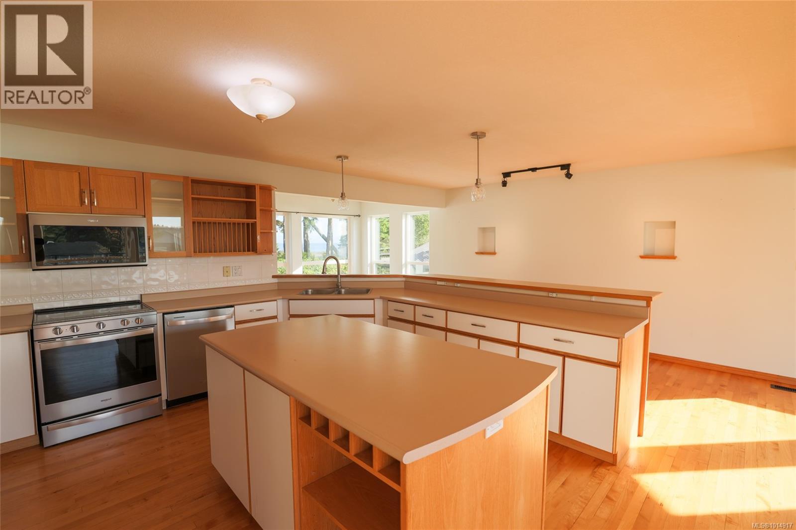 8730 Seaview Dr, Port Hardy