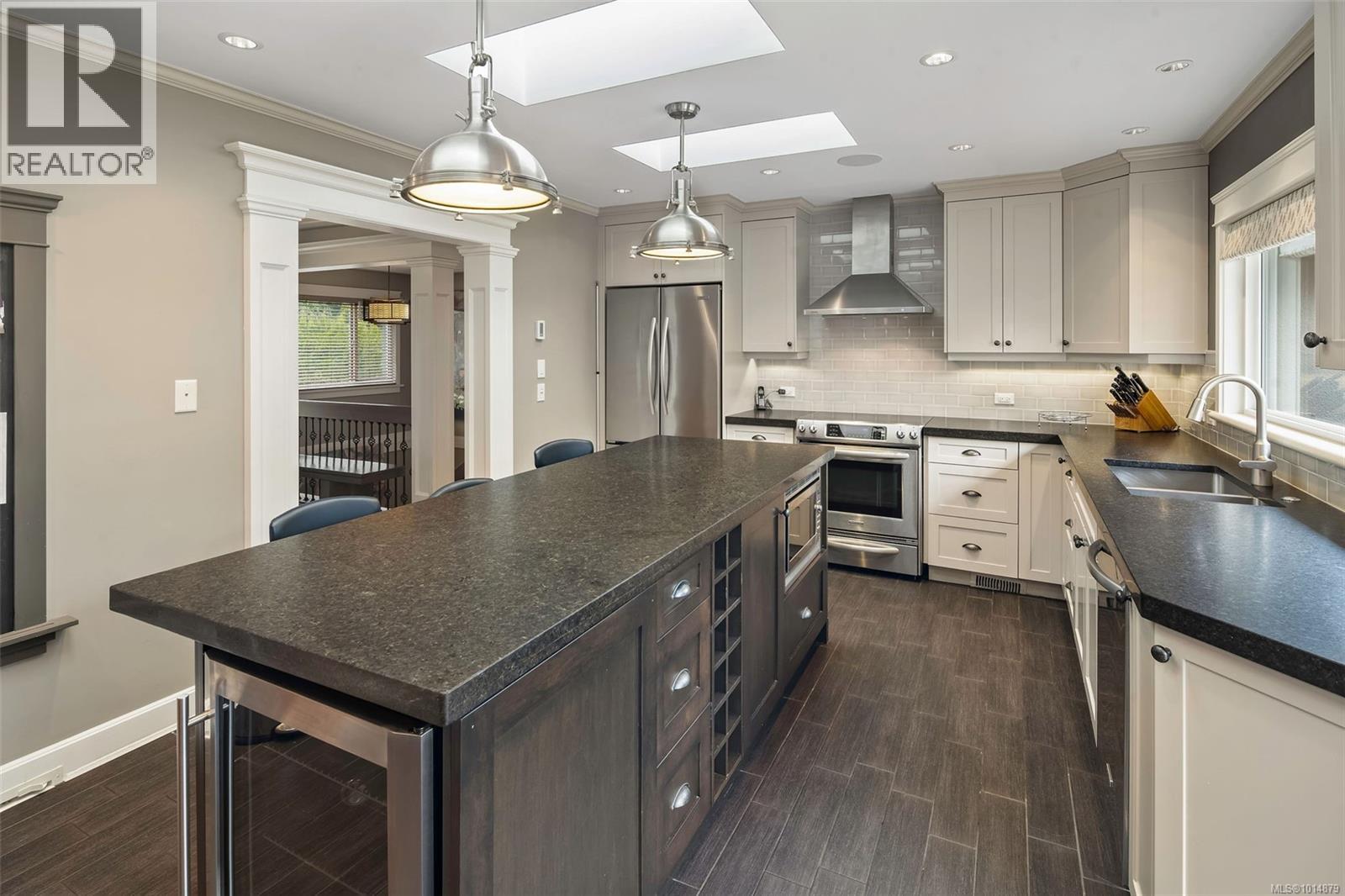  3465 Cadboro Bay Road, Oak Bay