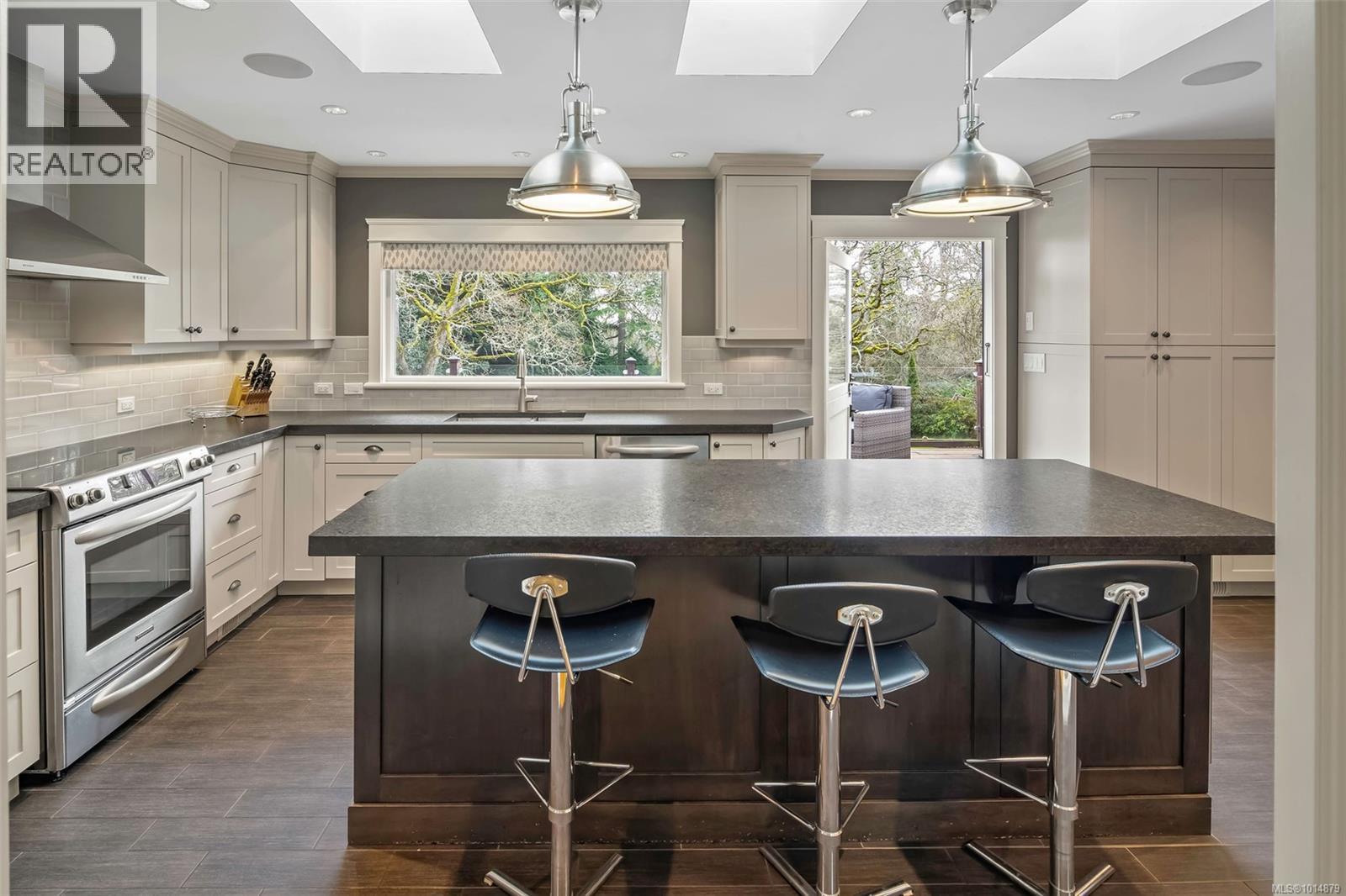  3465 Cadboro Bay Road, Oak Bay