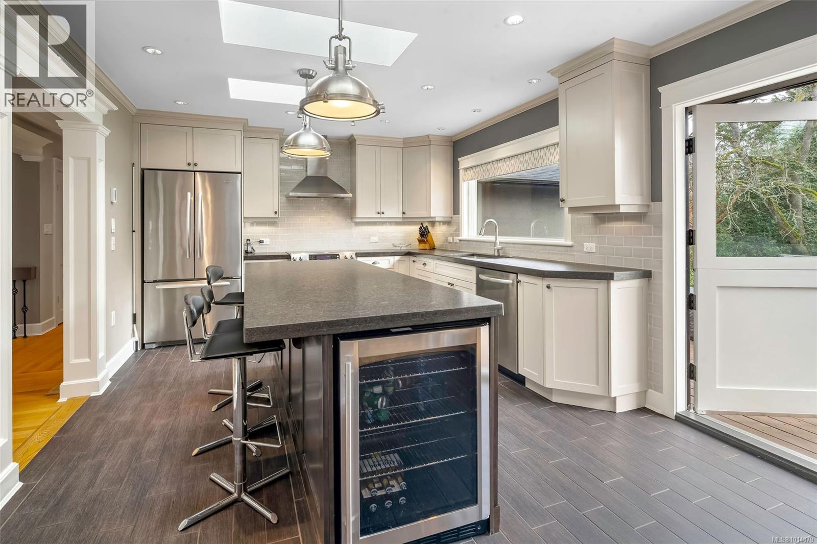  3465 Cadboro Bay Road, Oak Bay