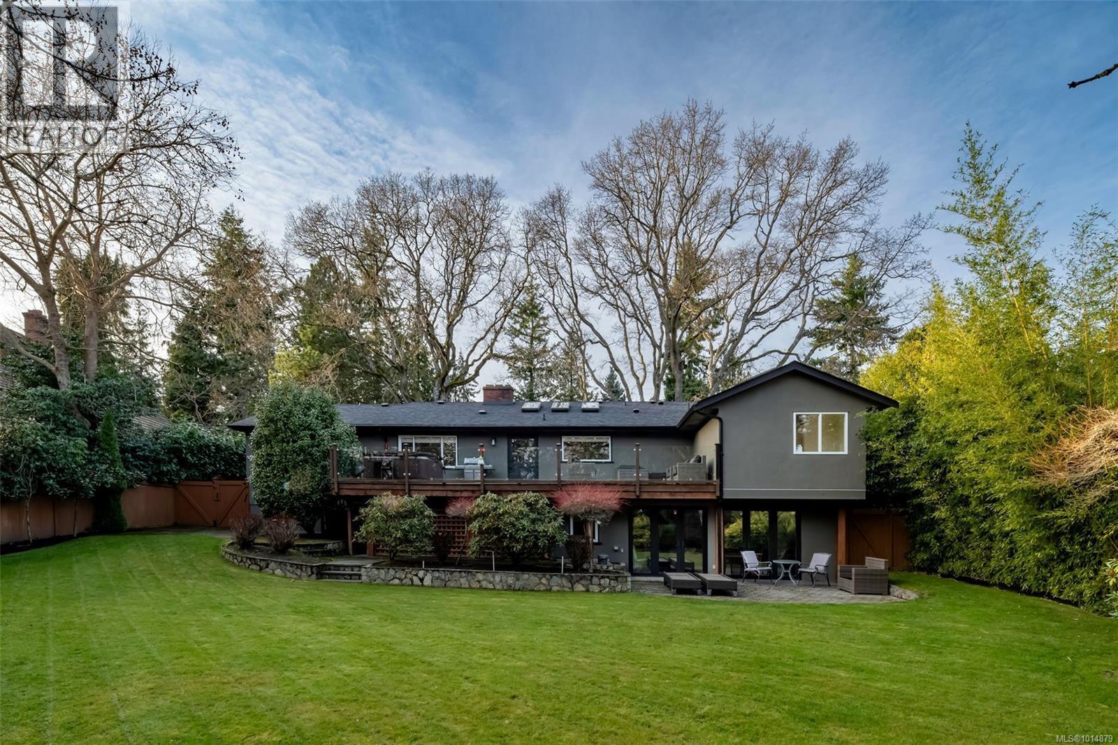  3465 Cadboro Bay Road, Oak Bay