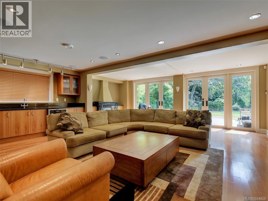  3465 Cadboro Bay Road, Oak Bay