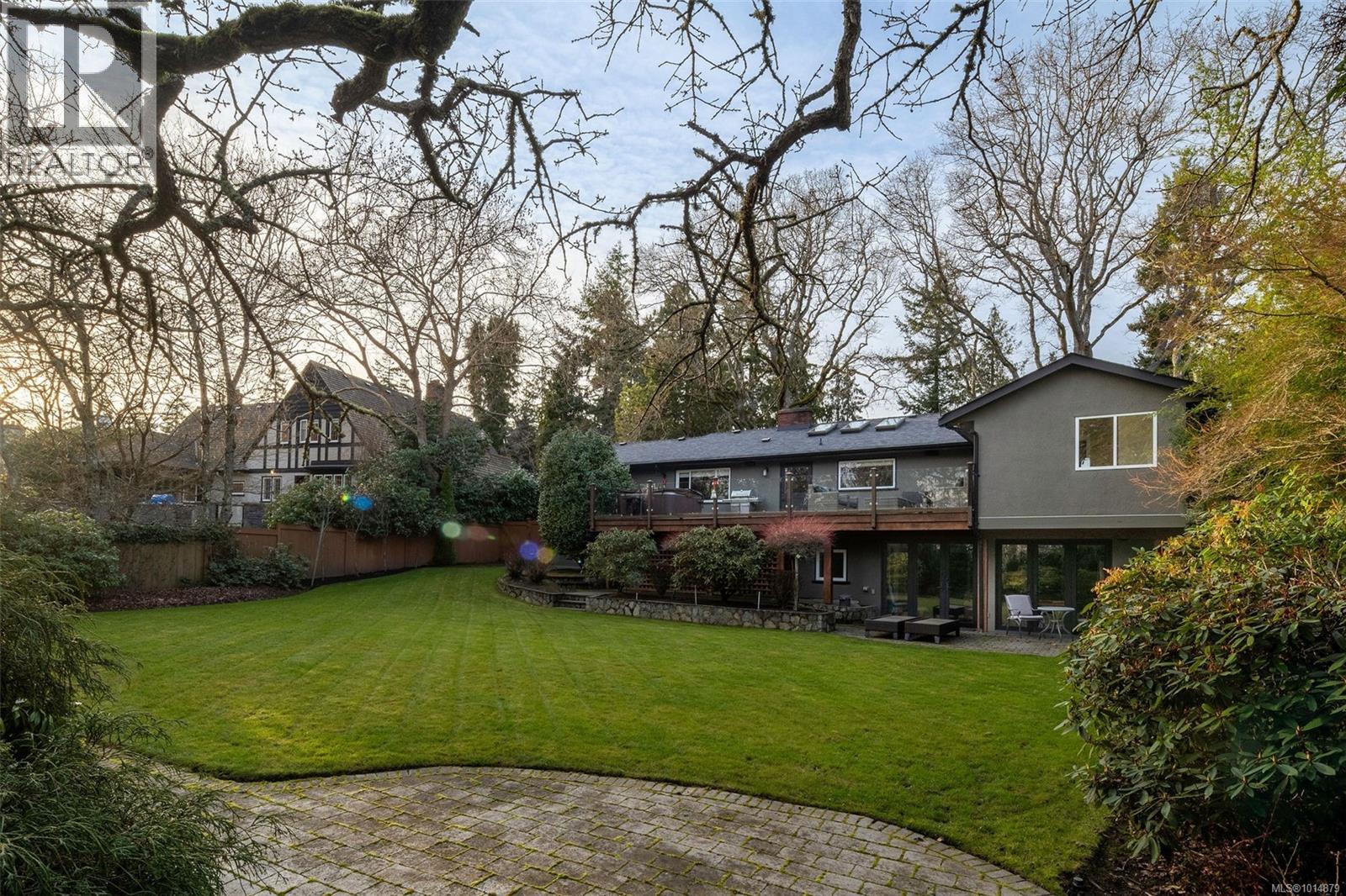  3465 Cadboro Bay Road, Oak Bay