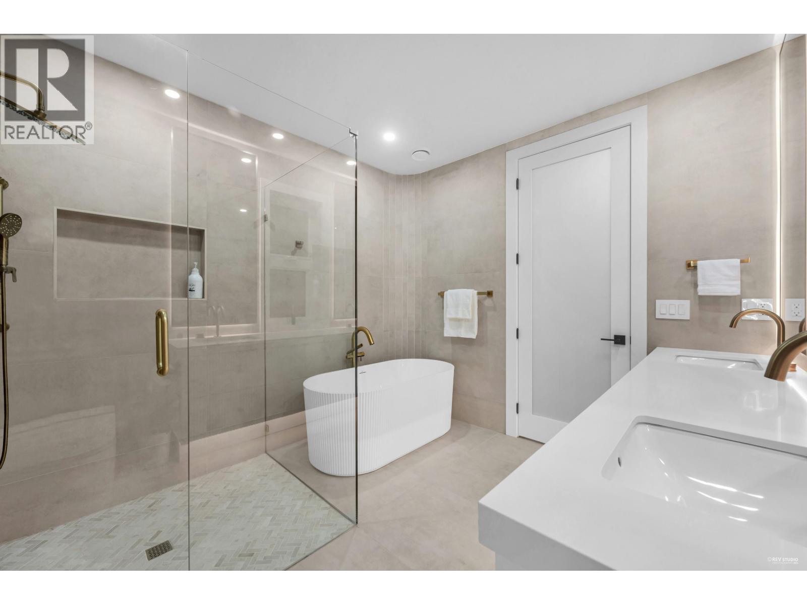 1390 SUTHERLAND AVENUE, North Vancouver