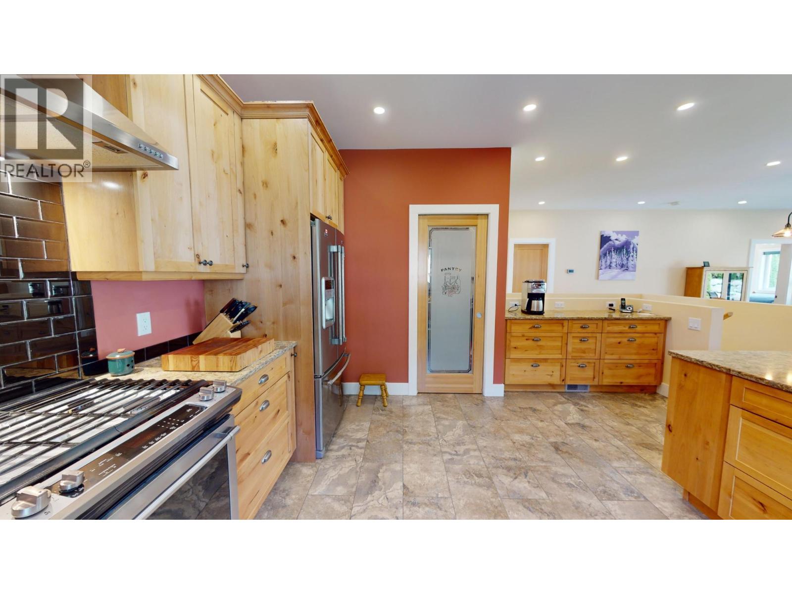2475 Colin Crescent, Trail