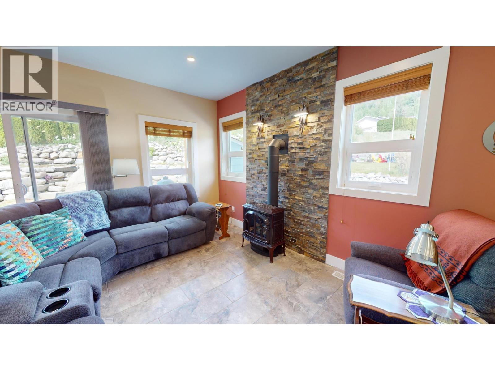 2475 Colin Crescent, Trail