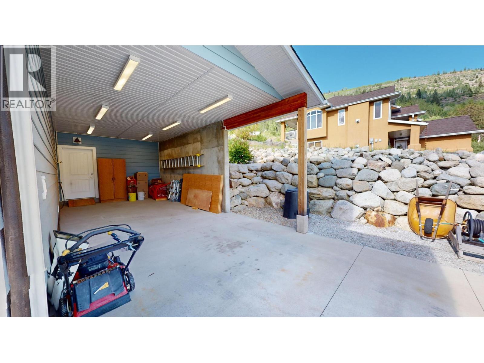 2475 Colin Crescent, Trail