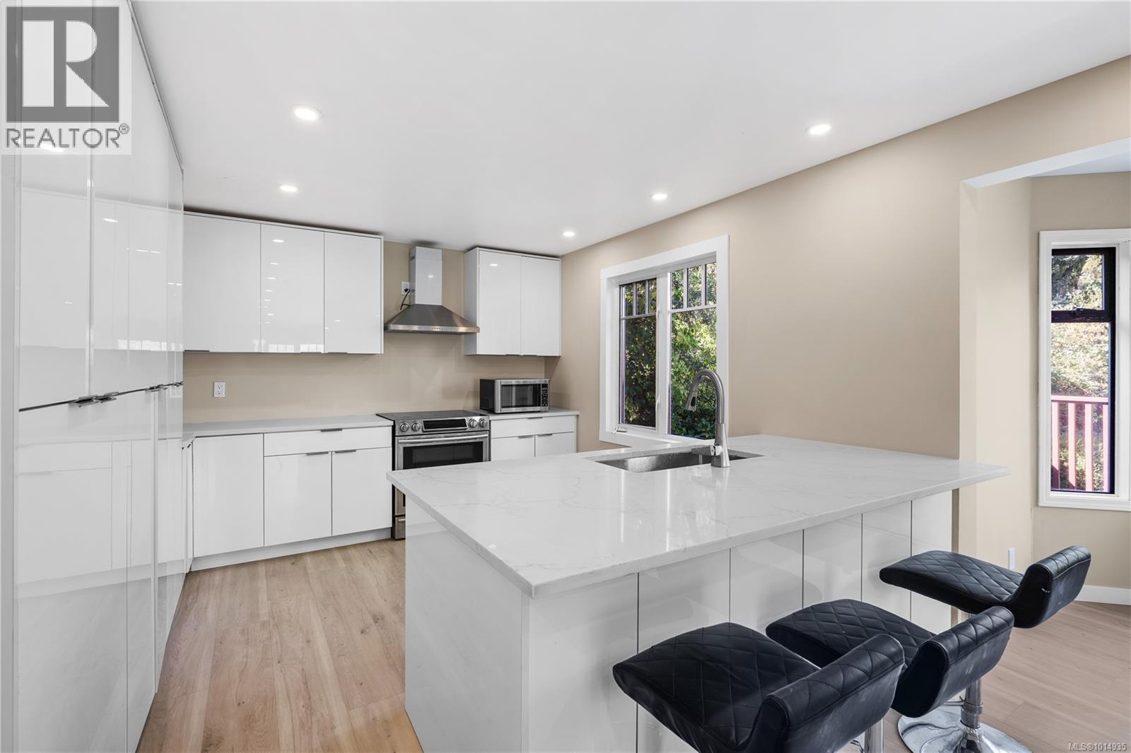3276 Linwood Ave, Saanich