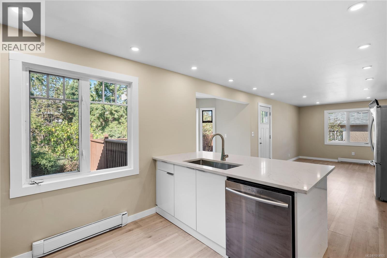 3276 Linwood Ave, Saanich