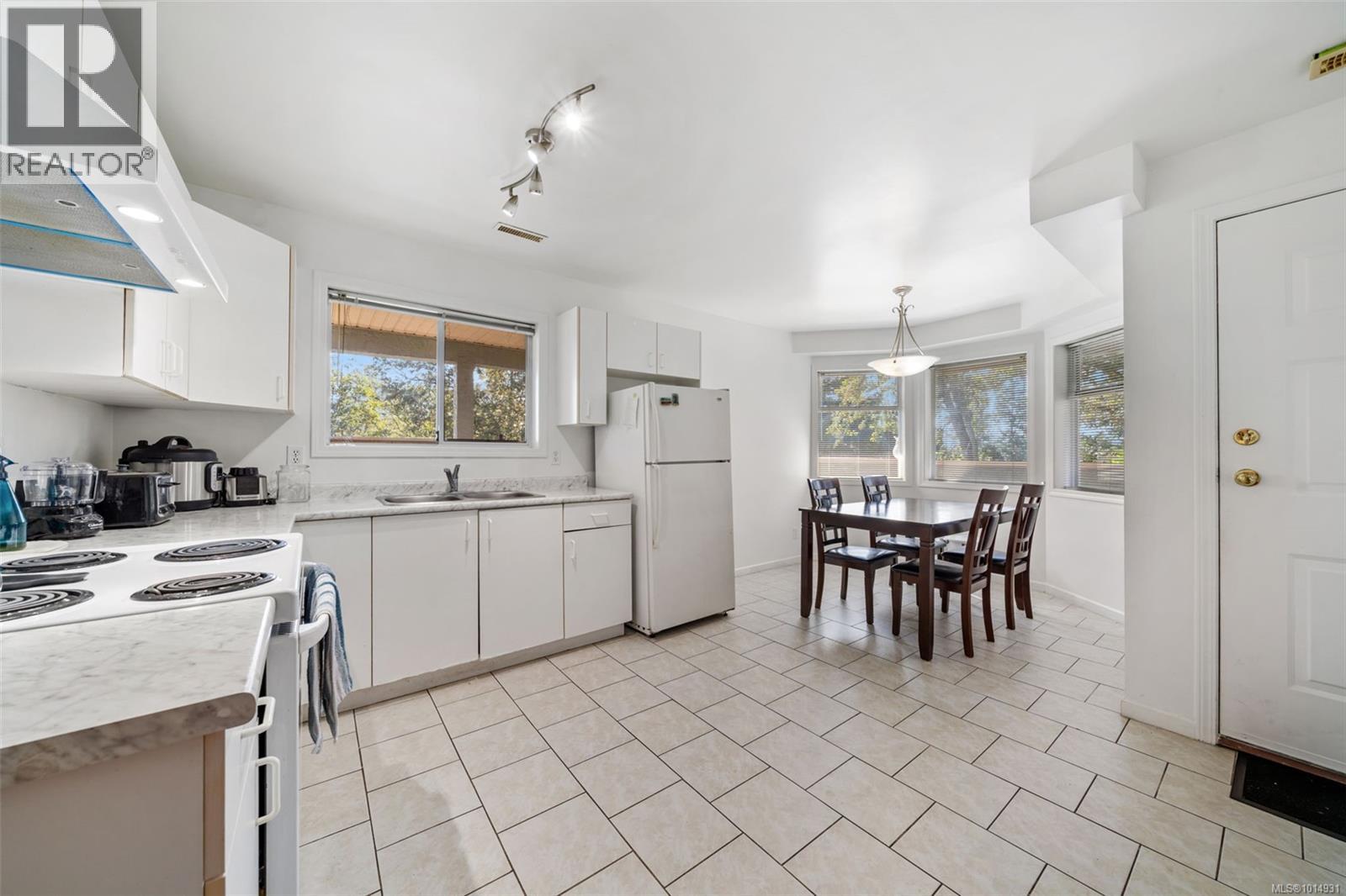 899 Currandale Crt, Saanich
