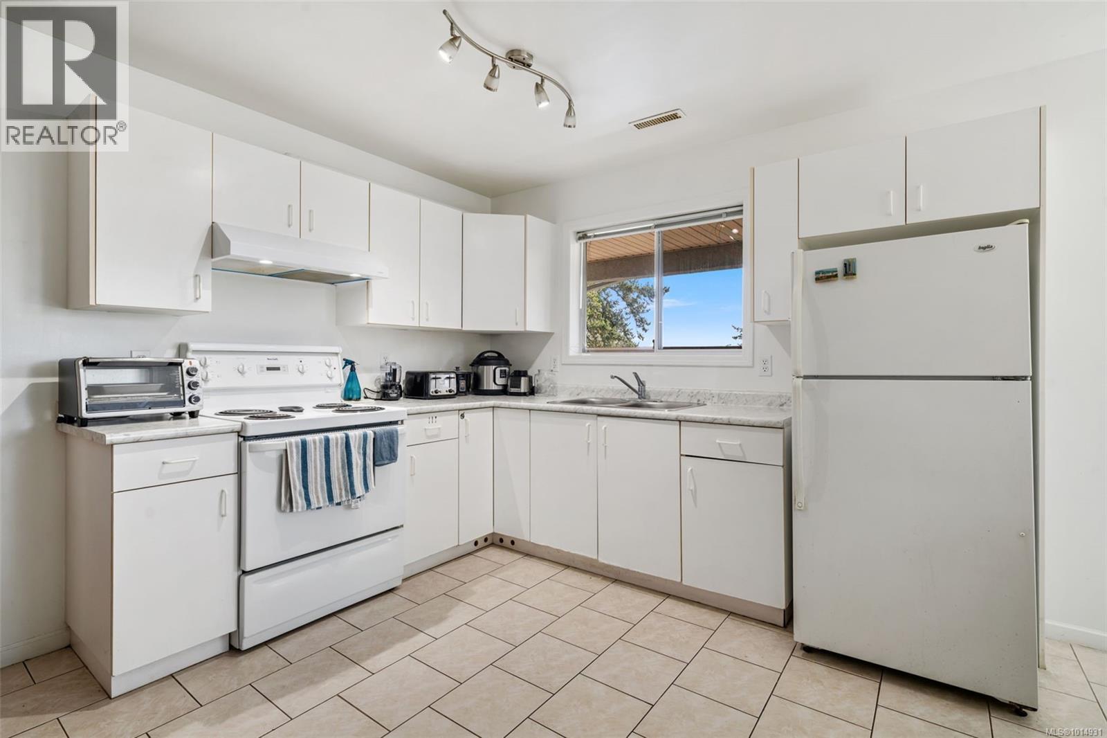 899 Currandale Crt, Saanich