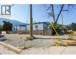 Full bathroom - 1406 Fourth Avenue, Trail, BC V1R1S5 Photo 6